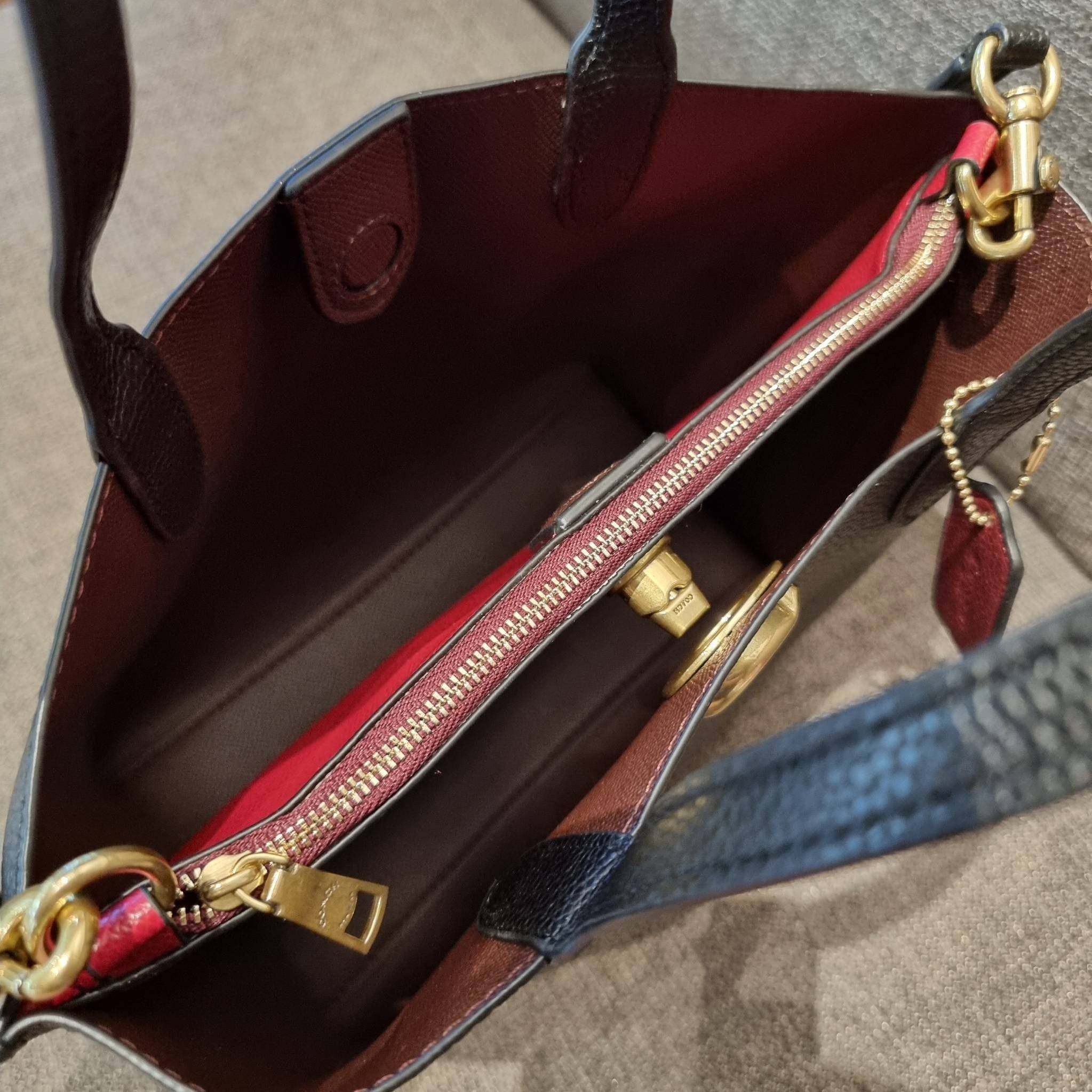 COACH C8561 C8869 WILLOW TOTE 24 IN COLOR BLOCK น้องสาวลุคลูกคุณมาแล้วจ้า กระเป๋าถือ/สะพาย ดีไซน์คัลเลอร์บล็อค ลงตัว เรียบหรู ใบจริงคือผู้ดี๊ผู้ดี ใช่ได้ทุกๆโอกาส วัสดุหนัง pepble อยู่ทรง เปิดปิดด้วยตัวบิดล็อค และอีกฝั่งเป็นกระดุมแม่เหล็ก ภายในโล่งกว้าง ใ