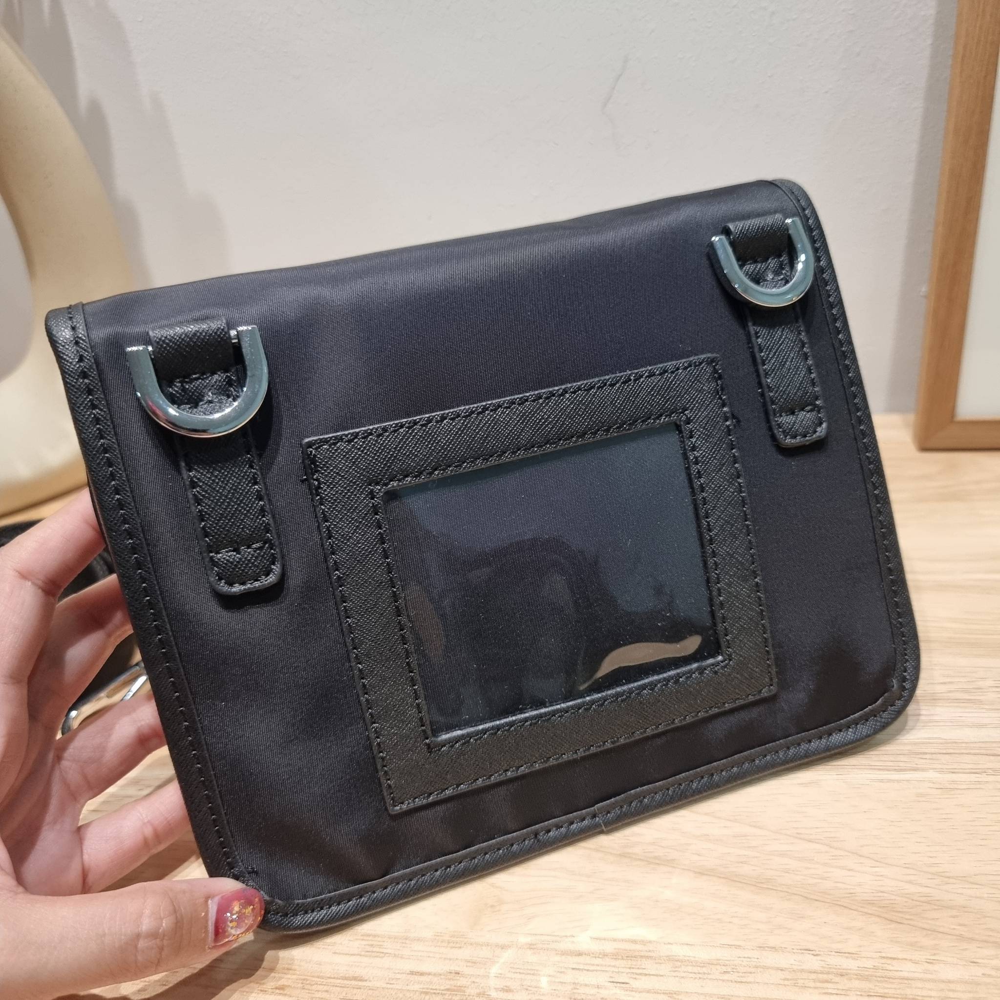 PRADA RE-NYLON AND SAFFIANO LEATHER SMARTPHONE CASE / PRADA Messenger Bag กระเป๋าสะพายสปอร์ต ดีไซน์หรู เรียบง่าย ดูแพง น้ำหนักเบา สายสะพายถอดออกได้