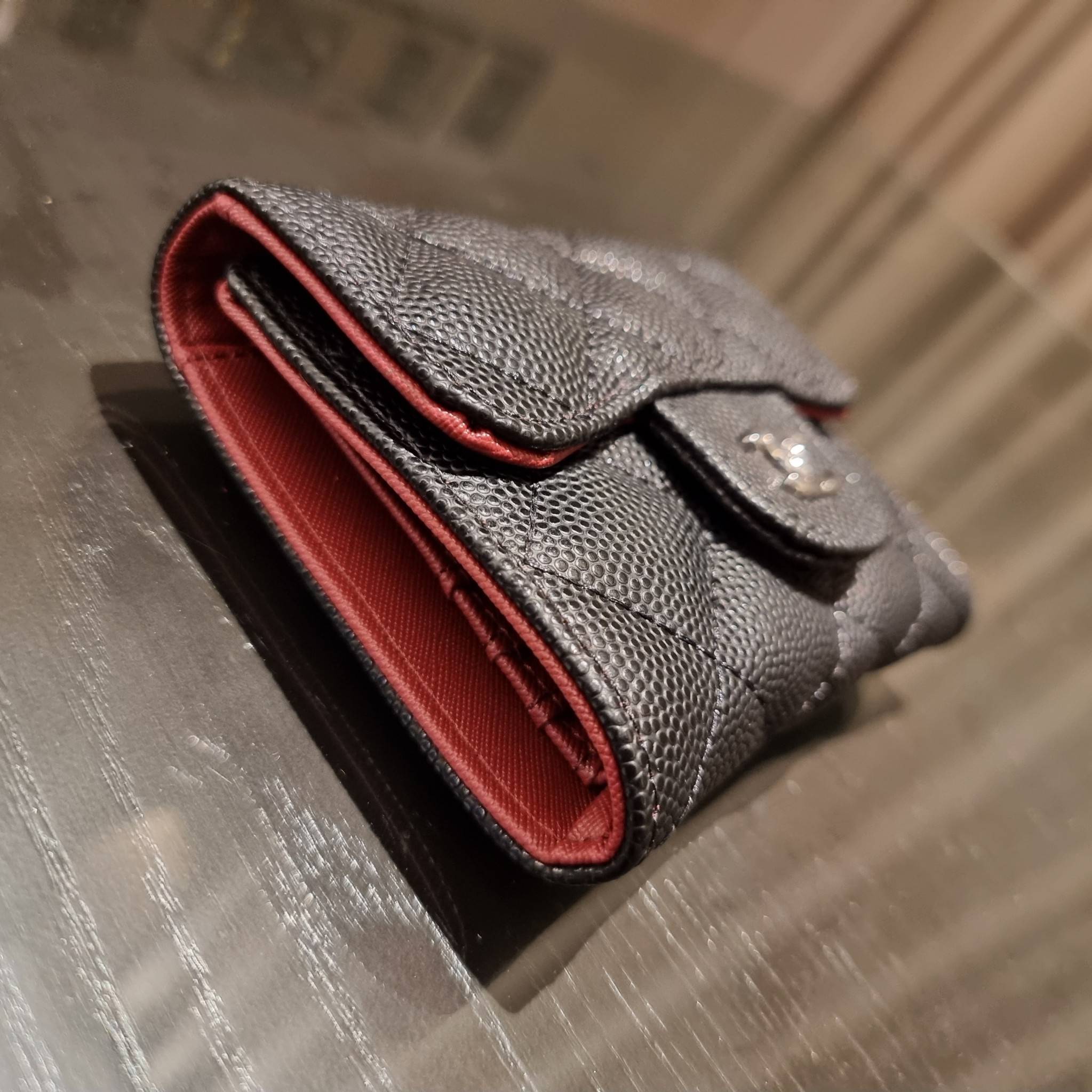 VIP 】มาแล้วจ้า!! รุ่นแนะนำ!! ฮิตติดใจสาวๆ!! กระเป๋าสตางค์ใบสั้นรุ่นฝาพับ จาก Chanel premium for gift เรียบหรู ดูไฮน์ วัสดุหนังสังเคราะห์ลายคาร์เวีย ด้านในเป็นหนังซาฟเฟียโน่ เปิด-ปิดด้วยกระดุมแม่เหล็ก ภายในกระเป๋ามีช่องใส่บัตร ใส่ธนบัตรได้ ดีไซน์เรียบหรูตา