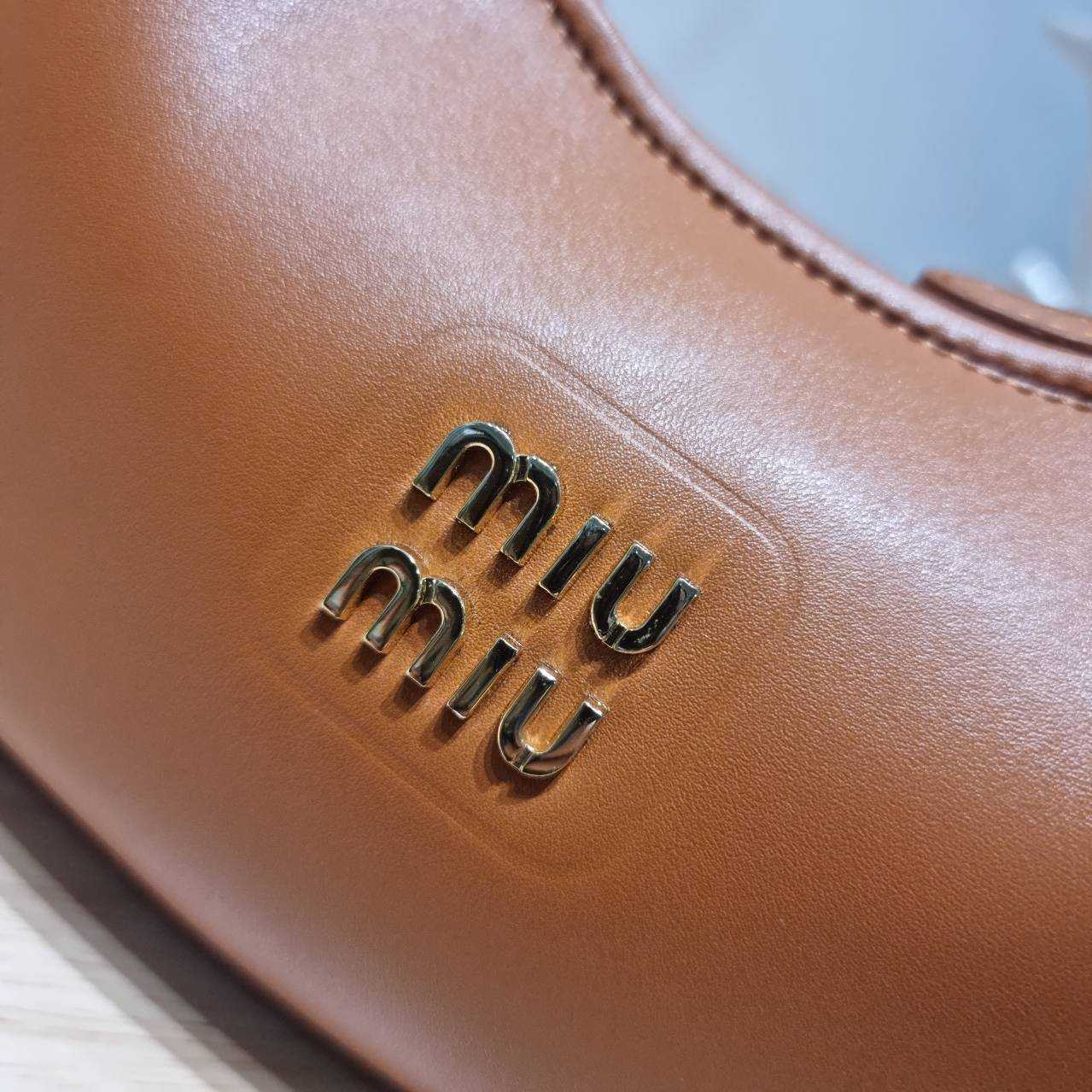 MIU MIU ZIP LEATHER TOP HANDLE BAG กระเป๋าสะพายไหล่/สะพายข้าง ทรงเก๋ ใช้งานง่าย เรียบหรูดูลัคชูสุดๆ