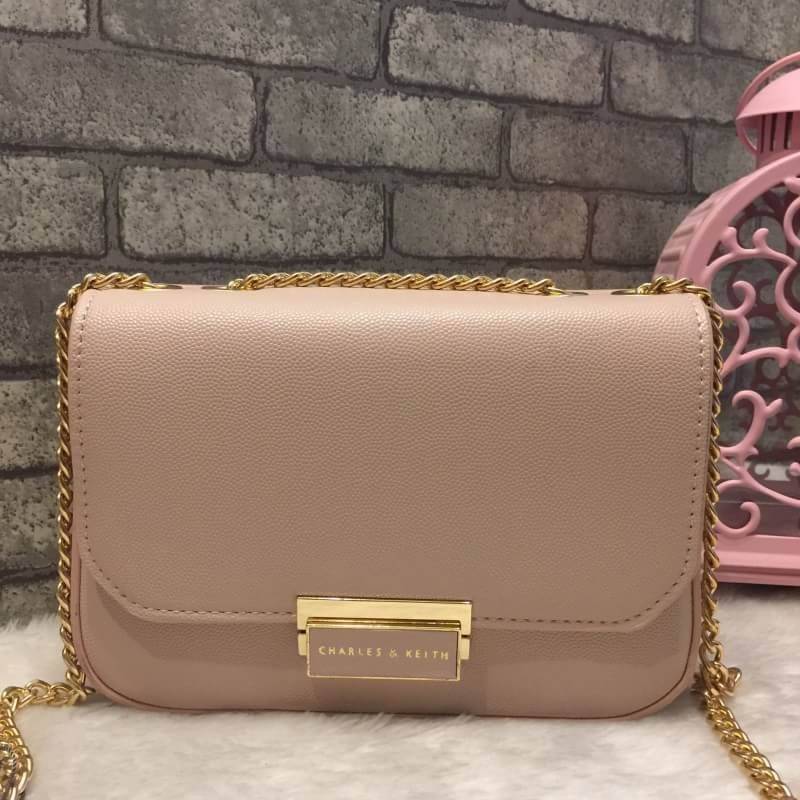 New! 2018 CHARLES & KEITH PUSH-LOCK CHAIN SLING BAG กระเป๋าสะพายโซ่ ทรงสวยสไตล์คุณหนู หนังpuลายคาเวียร์ ทรงแข็ง ฝาเปิด-ปิดด้วยตัวล็อคปั๊มโลโก้ ภายในมีช่องซิปเล็ก 1 ช่อง และช่องใส่บัตร สามารถใส่ iphone+ และของจุกจิกเพิ่มเติมได้ ด้านหลังมีช่องเล็ก 1 ช่อง สะ