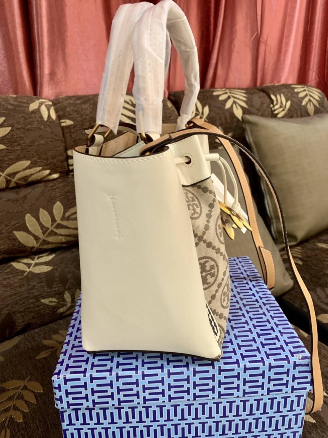 TORY BURCH T Monogram McGraw Braided Dragonfly Bag / TORY BURCH T MONOGRAM FLORAL CROSSBODY BAG กระเป๋าสะพายน้องใหม่มาแรง ลวดลาย Monogram ดีไซน์เก๋ วัสดุ calfskin อะไหล่สีทอง รูปทรงถักเปียด้านข้าง สายรุดประดับด้วยดอกได้ที่ทำจากหนัง สไตล์เรียบง่ายแต่ดูหรูส