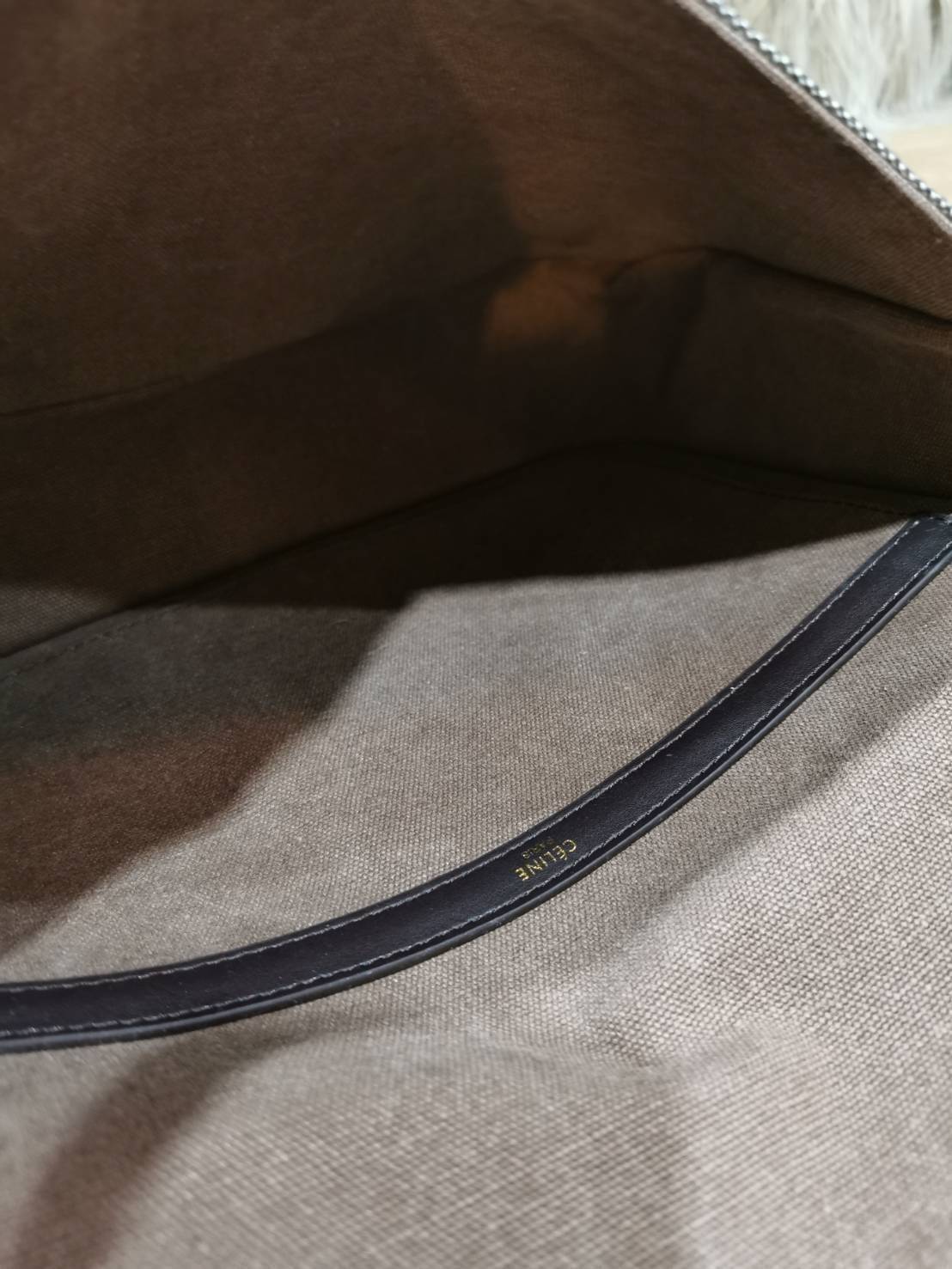 CELINE MESSENGER BAG VIP GIFT WITH PURCHASE (GWP) พรีเมี่ยมกิ๊ฟรุ่น Limited จาก CELINE HAUTE PARFUME DUTYFREE COUNTER วัสดุ CANVAS TEXTILE ลายทางสีคลาสสิคดีไซน์ Unisex ใช้ได้ทั้งชายและหญิง เปิดปิดด้วยฝาปิด Belt และแถบแม่เหล็กด้านใน ขนาดกำลังดี น้ำหนักเบา 