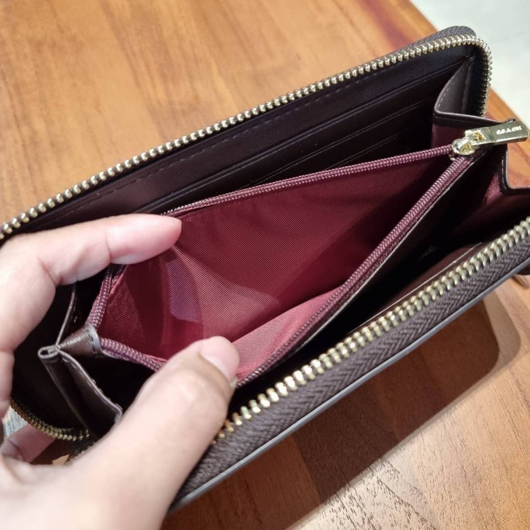 COACH ACCORDION ZIP WALLET IN SIGNATURE CANVAS WITH PRAIRIE ROSE / JUMBO FLORAL / CAMO ROSE FLORAL / MEDLEY BOUQUET PRINT ((F31572/F39189/F26290/F2859)) สวยคลาสสิคไม่มีใครเกิน!! กระเป๋าสตางค์ใบยาว ลวดลายสวย สีสันโดดเด่น วัสดุหนังแคนวาสเคลือบ เปิด-ปิดด้วยซ