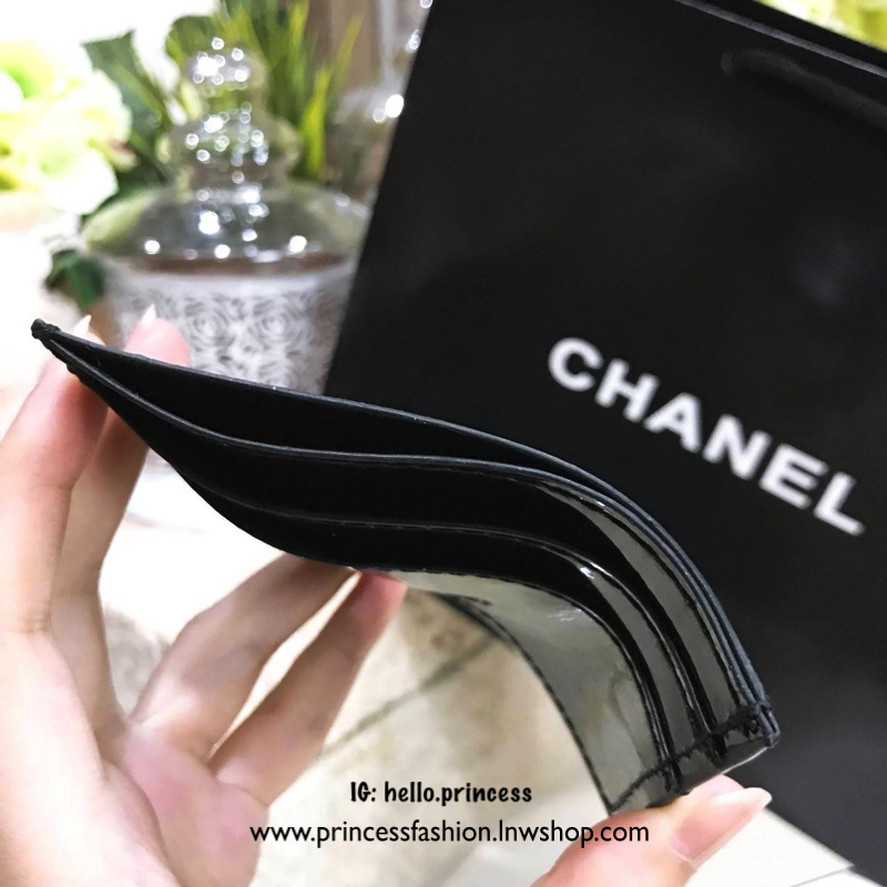SET2pcs Chanel Cosmetic Cluth Bag With Chain (GWP) กระเป๋าถือหรือสะพาย VIP. gift แท้จาก Chanel Cosmetic Counter วัสดุหนังแก้วสีดำ ตัดโลโก้แบรนด์ขนวูฟสีดำ สวยหรู น้ำหนักเบา เปิดปิดด้วยซิปรอบสะดวก หัวซิปแบรนด์ ใส่ wallet ยาว, เครื่องสำอาง ของใช้จุกจิกได้เยอ