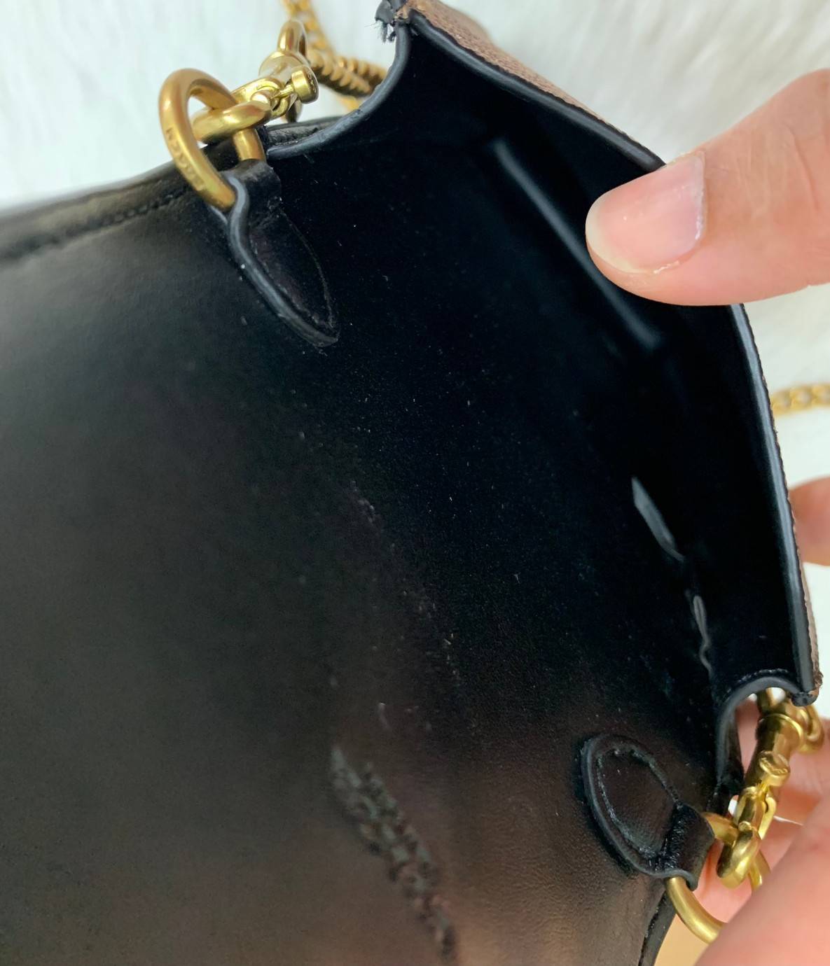 COACH PHONE CASE CROSSBODY BAG ((73486//76988//76357//39955//91046)) COACH NORTH/SOUTH CROSSBODY IN SIGNATURE CANVAS กระเป๋าใส่โทรศัพท์รุ่นนี้ มีความโดดเด่นทั้งดีไซน์และคุณสมบัติในการใช้งาน ด้วยลวดลายที่มีซิกเนเจอร์เป็นเอกลักษณ์แล้ว ด้านหลังยังมีช่องใส่กา