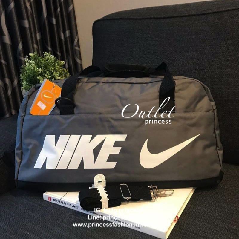 NIKE TRAVEL BAG กระเป๋าเดินทางสะพายสไตล์ Sport ใบใหญ่ วัสดุ NYLON + POLYESTER ด้านหน้าสกรีนโลโก้แบรนด์พร้อมช่องซิปใช้งานง่าย ช่องใหญ่เปิดปิดด้วยซิปคู่ ภายในกว้าง ใส่เสื้อผ้าสำหรับเดินทาง หรืออุปกรณ์เล่นกีฬาและฟิตเนสได้ มาพร้อมสายสะพายปรับได้ฟรีไซส์ ใบใหญ่