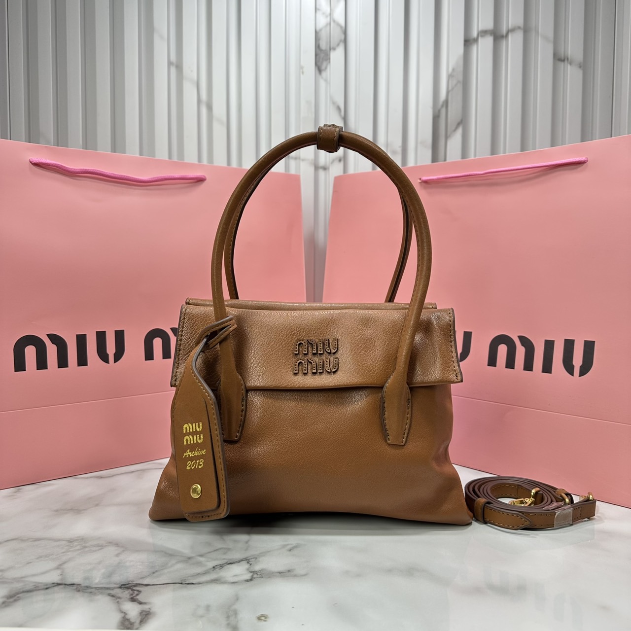 ORI หนังแท้ | Miu Miu Solitaire leather bag กระเป๋าสะพายทรงโท้ทโฮโบ เรียบง่าย เรียบหรูดูลัคชูสุดๆ สวยก่อนใครกับคอลใหม่ล่าสุดตัวแม่ตัวมัมไม่ควรพลาด จะของได้เยอะ ขนาดสะพายกำลังสวย สะพายไปทำงาน ไปเรียน ไปเที่ยวได้หมด ครบจบในใบเดียว