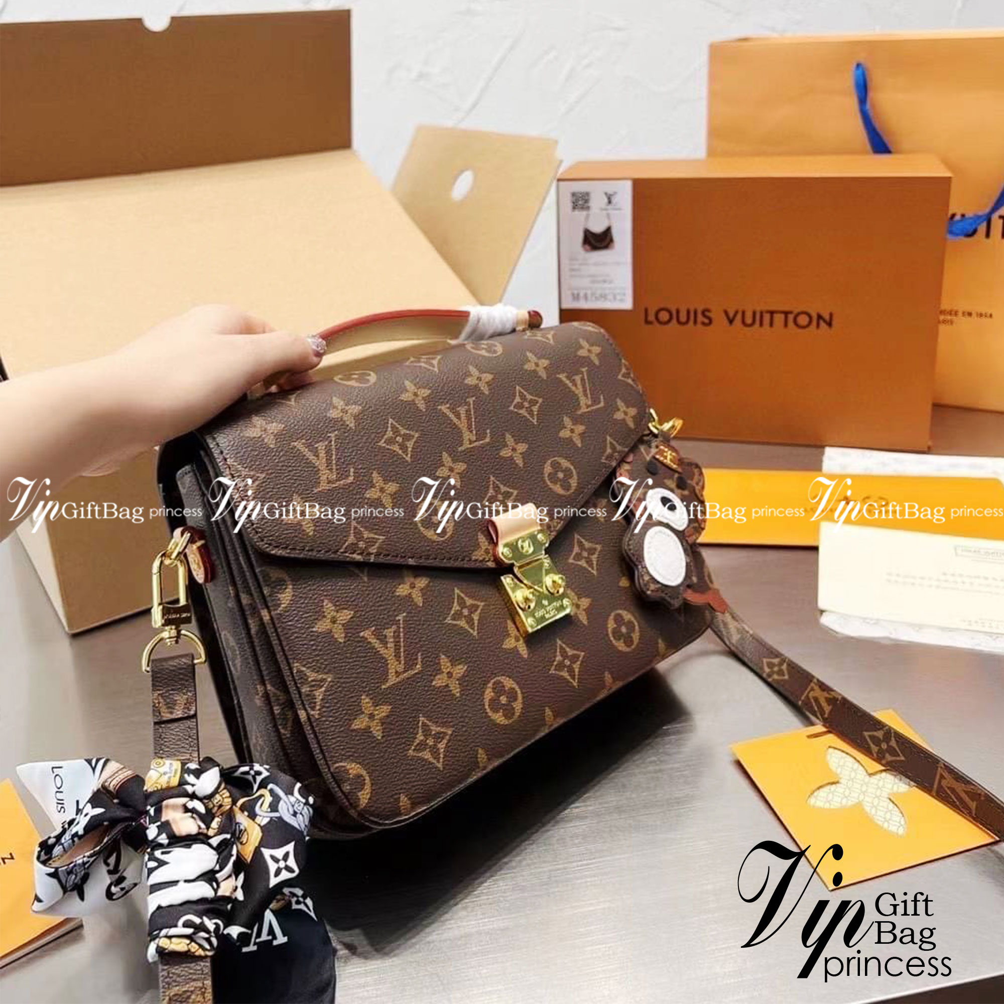 LV Monogram Reverse Pochette Metis / LV Pochette Metis กระเป๋าสะพายไอเท็มนำแฟชั่นที่น่าดึงดูดใจ ทรงกะทัดรัดและใช้งานได้สะดวก หนังแคนวาสอย่างดี ลาย Monogram เปิด-ปิดแบบกดล็อคอะไหล่สีทองสวยงาม