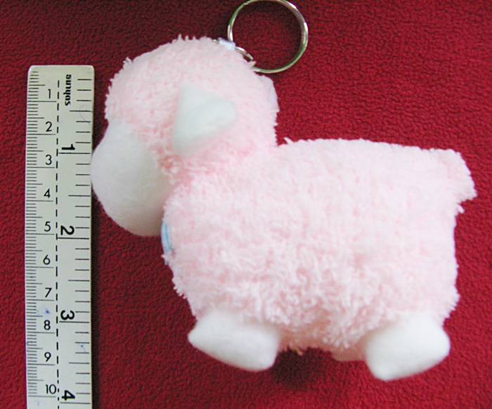 พวงกุญแจตุ๊กตาแกะสีชมพู จากสวนผึ้ง จ.ราชบุรี ค่ะ