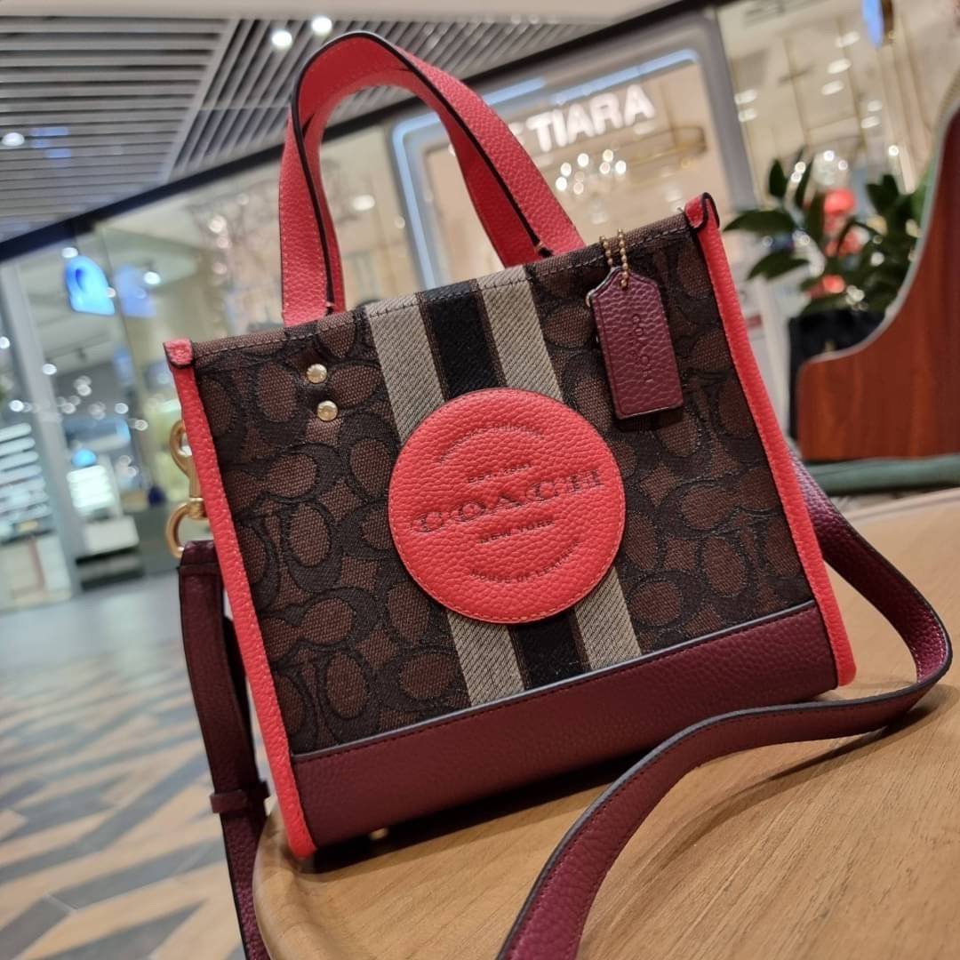 COACH C7083 DEMPSEY TOTE 22 IN SIGNATURE JACQUARD WITH STRIPE AND COACH PATCH คอลเลคชั่นใหม่ สีที่สาวๆรอคอย สวยคม ละมุนและมีความหรูในตัว กับกระเป๋าทรงโท้ท ไซส์กำลังสวย น่ารักน่าใช้ ฟังก์ชั่นการใช้งานสะดวกที่สุด มีทั้งสายคล้องในตัว และสายครอสบอดี้ วัสดุผ้า
