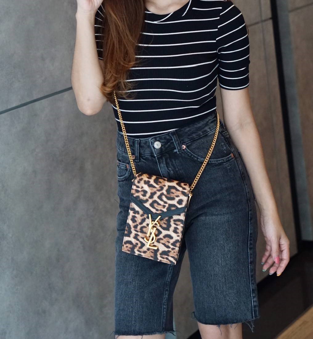 VIP 】YSL SAINT LAURENT CRASSANDA MONOGRAM PHONE BAG 5สี พร้อมส่งที่ไทย ที่นี่ที่เดียว กระเป๋าสะพายครอสบอดี้ขนาดกำลังน่ารักเลยย ทรงสูงใส่โทรศัพท์ได้ทุกรุ่น งานหนังเรียบสวย อะไหล่ทองรมควันหรูมากๆ สะพายดึงได้ทั้งสั้น ยาว ช่องด้านในแบ่งช่อง หยิบของสะดวกค่า ไม