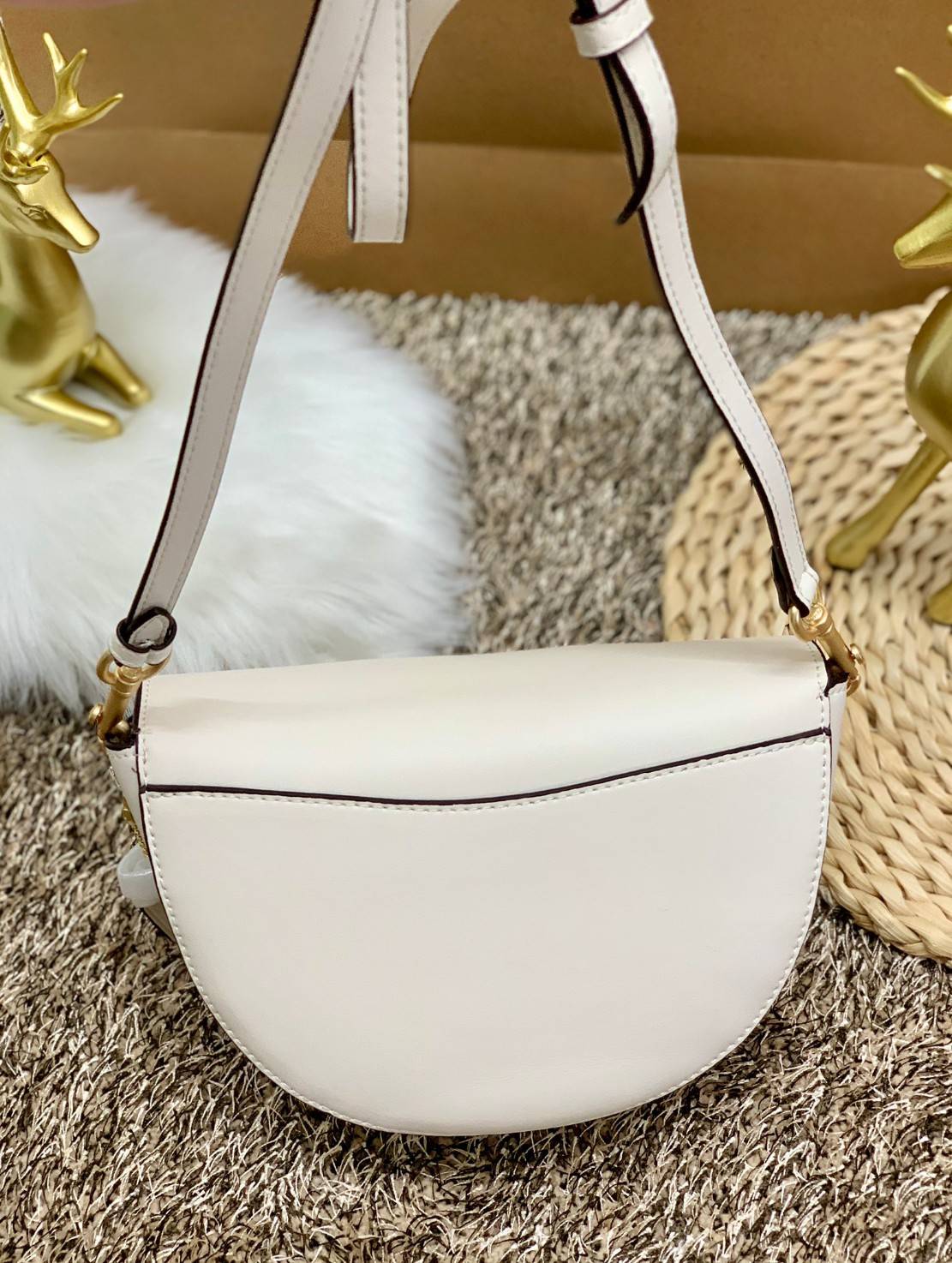 ใหม่ล่าสุด สวยก่อนใครแน่นอนค่า😘COACH ELLEN CROSSBODY WITH DAISY EMBROIDERY((C2863)) 💐พร้อมส่งจำนวนจำกัดค่ะ! กระเป๋าสะพายแบบครอสบอดี้ร์ หนังแท้นิ่มอย่างดีค่ะ 💐ด้านหน้าปักดอกซี่ความหมายดีๆ ละมุนสวยงามมากๆค่ะ เปิดปิดกระเป๋าแบบแม่เหล็ก