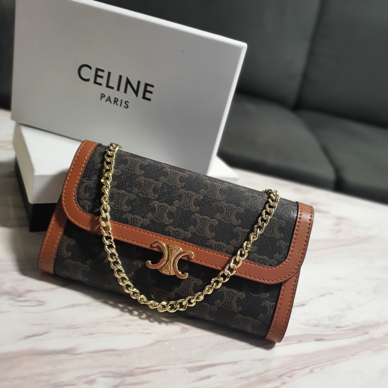 CELINE WOC BAG VIP GIFT WITH PURCHASE (GWP) พรีเมี่ยมกิ๊ฟ Limited Edition จาก PERFUME DUTYFREE COUNTER กระเป๋าทรง WOC ใช้ได้ทั้งกระเป๋าสตางค์ คลัช และครอสบอดี้ วัสดุหนังทั้งใบ ด้านในเปิดปิดด้วยกระดุม มีช่องใส่ธนบัตรใหญ่2ช่องและช่องซิปกลาง1ช่อง ใส่บัตรได้ห