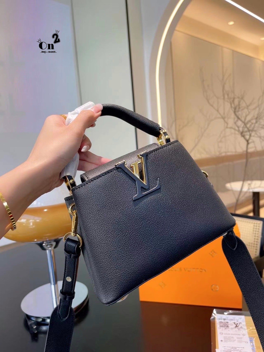 LV capucines top handle กระเป๋าถือสุดหรู ดีไซน์ทรงคลาสสิค อะไหล่สีทองปั้มทุกจุด มาพร้อมสายสะพายยาวงานจริงสวยทุกมุมเป๊ะปังมากค่ะ งานมาพร้อมหูจับในตัว ที่สุดของความสวยในราคาเบาๆ ด้วยรูปทรงวินเทจและวัสดุหนังลูกวัวสังเคราะห์ สัมผัสดี ขับผิว ทำให้ไอเท็มนี้สะกด