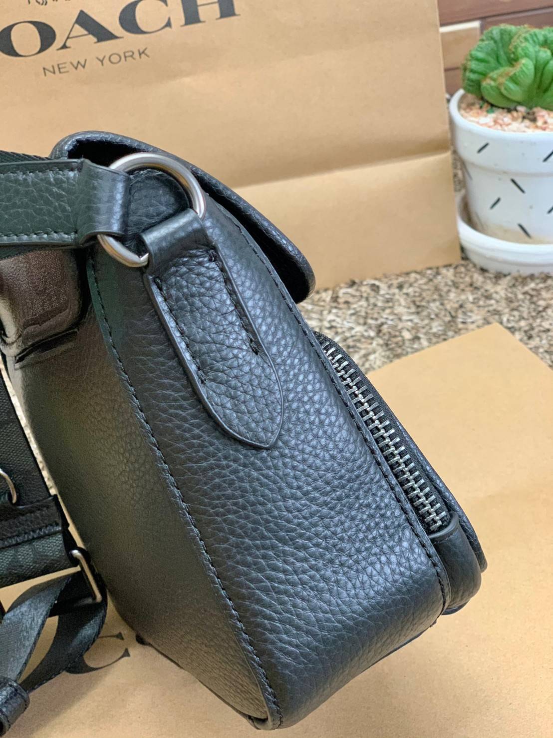 COACH SULLIVAN FLAP CROSSBODY IN SIGNATURE ((C9870)) ความเท๋ ความหล่อ ยกให้รุ่นนี้เลยค่าา พร้อมส่งก่อนใคร! ทรง สวยเก๋ กระเป๋าสะพายแบบครอสบอดี้ร์ของคุณผู้ชายเค้าเลยค่ะ หนังแท้2แบบสวยงาม น่าใช้มากๆ