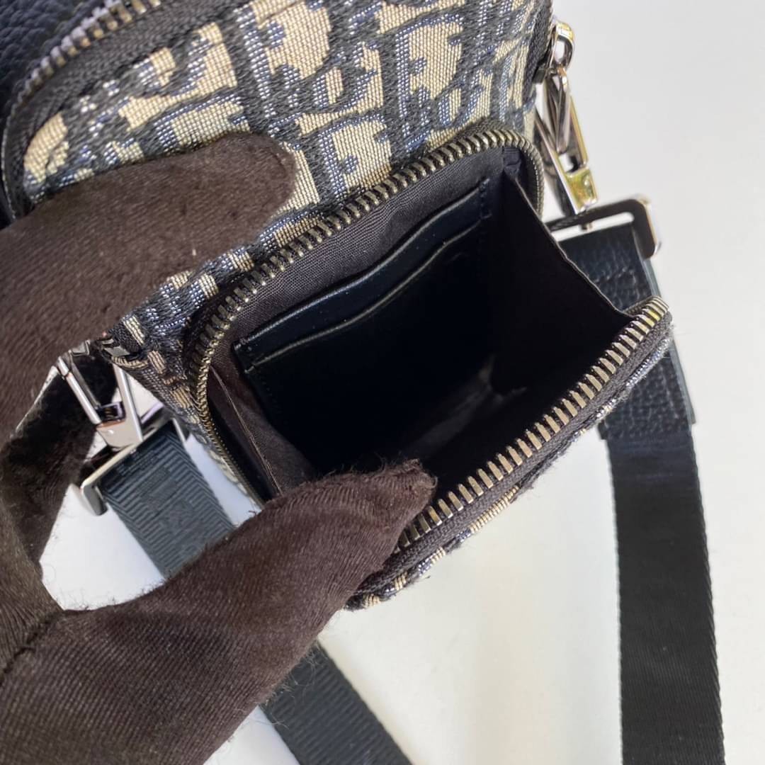 DIOR Micro Rider Pouch Beige and Black / Dior phone bag เกรดออริจินอล กระเป๋าสะพายใส่โทรศัพท์ใส่บัตร สายสะพายข้างถอดได้ ปรับระดับได้ การตัดเย็บละเอียด ตอบโจทย์การใช้งาน ภาพสินค้าถ่ายจากงานขายจริงใช้งานต่างประเทศได้