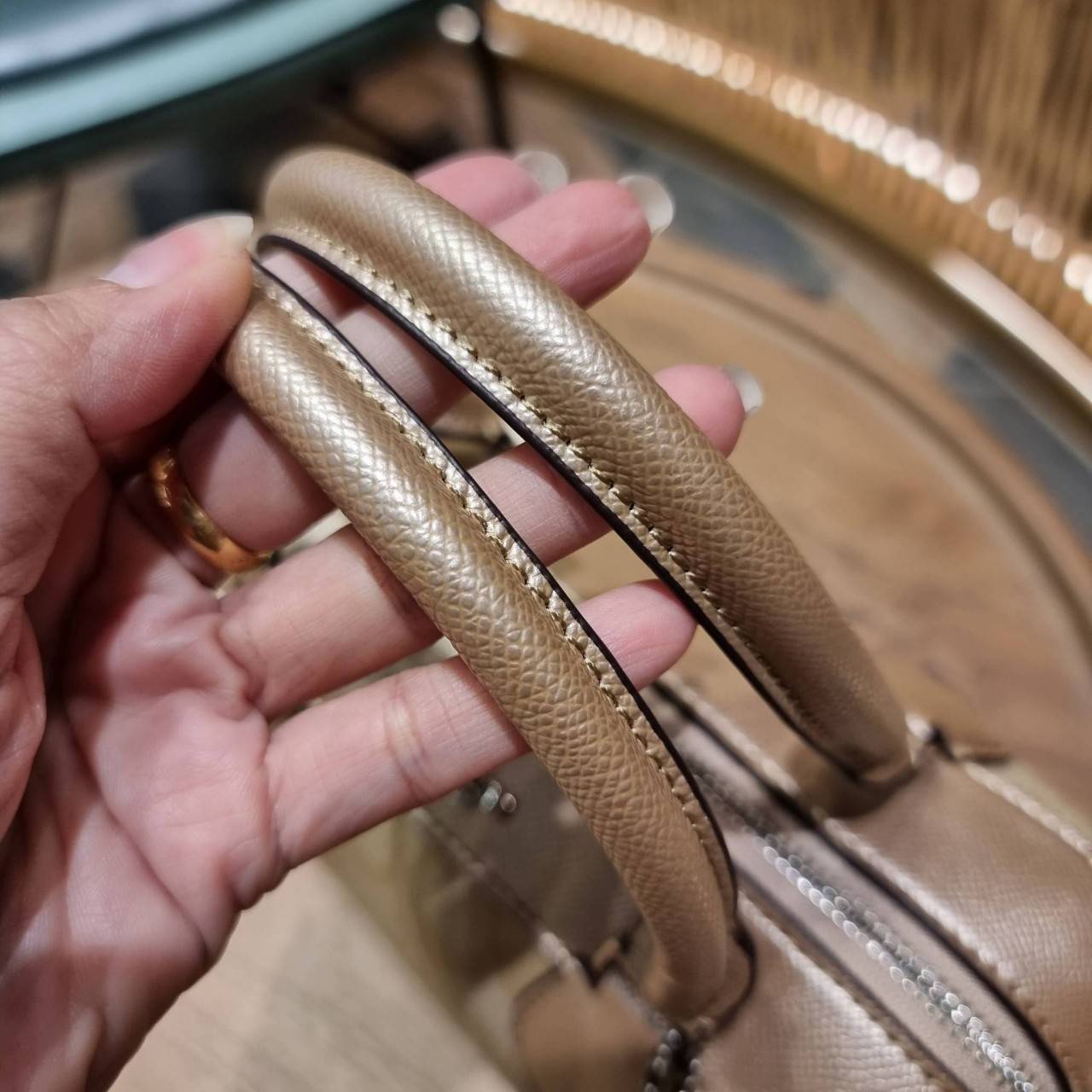 COACH F32203 MINI BENNETT SATCHEL IN SIGNATURE CANVAS กลับมาอีกครั้ง!! กับกระเป๋าทรงหมอนยอดฮิต 🥳 มีกี่สีก็ขายหมด วัสดุหนังแคนวาสเคลือบลาย ทรงสวยใช้งานได้ทุกโอกาส ภายในโล่งกว้างใส่ของได้เยอะ มีหูจับในตัว และสายสะพาย crossbody ปรับได้ตามตัว ใบนี้ไม่