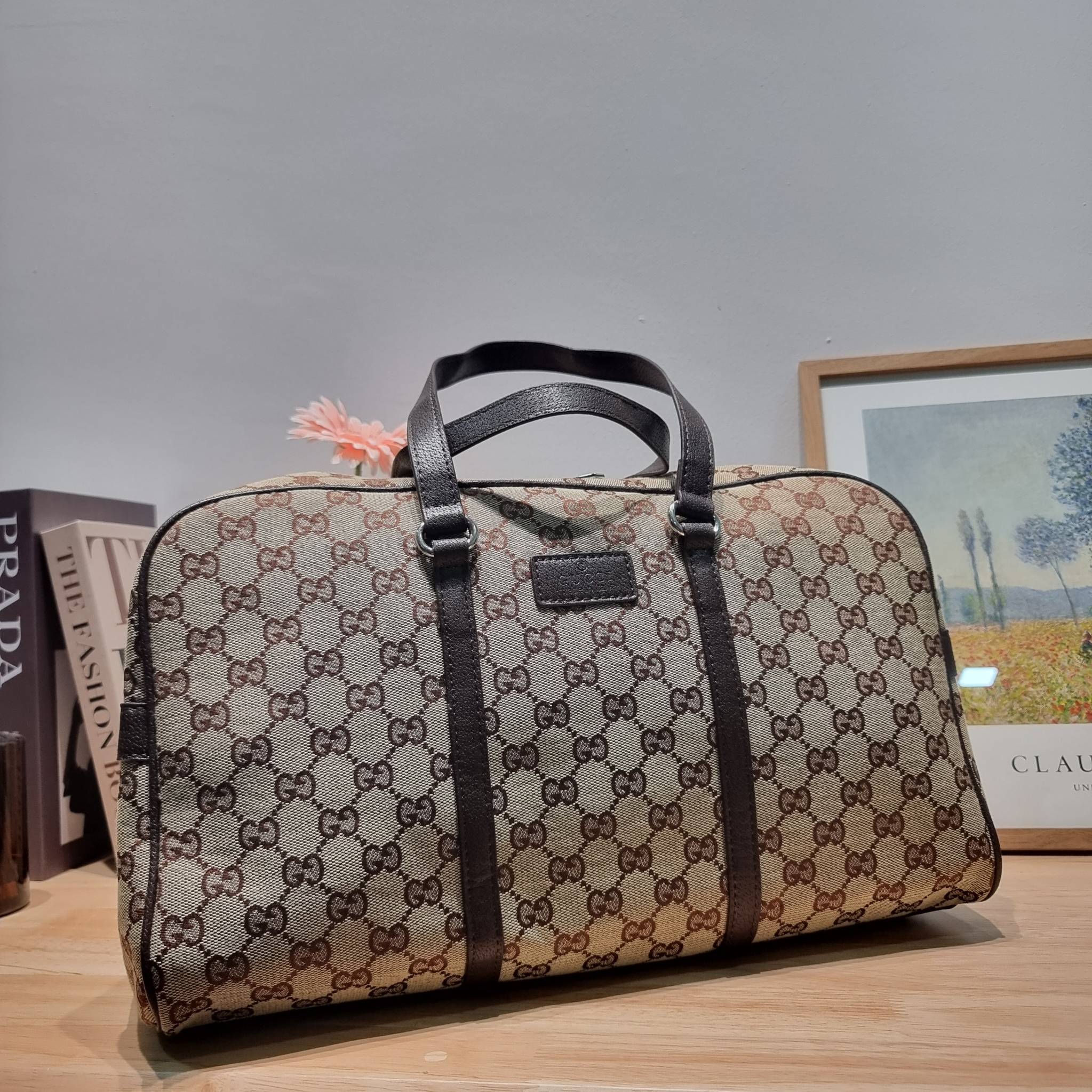 GUCCI Monogram Boston Duffle Bag / Gucci boston travel bag ใหม่ไปเลยกับกระเป๋าเดินทาง เตรียมความพร้อมสำหรับทริปเที่ยวช่วงสิ้นปี!! ดีไซน์เรียบง่าย แฝงความคลาสสิค ที่ใช้ได้ทั้งชายและหญิง วัสดุผ้าแคนวาสทนทาน