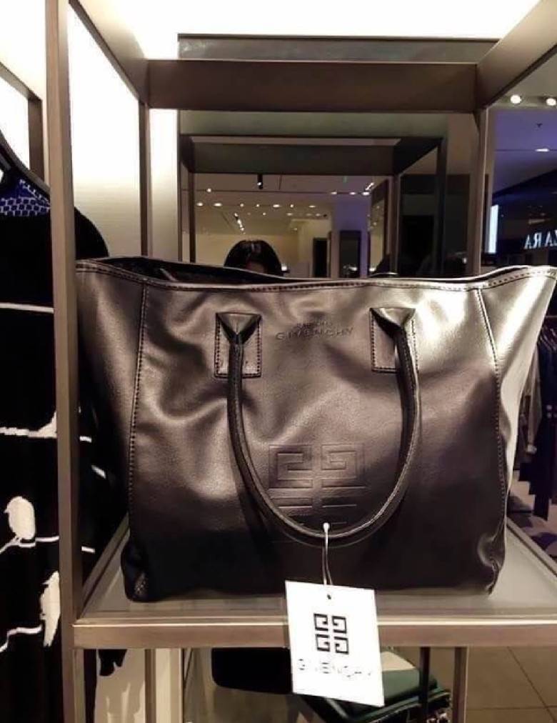 Givenchy Black Soft Leather Shoulder Handbags (Limited edition) กระเป๋าถือหรือสะพายพรีเมี่ยมของเเท้จาก "Givenchy Perfume Counter" วัสดุหนังนิ่มเรียบสีดำด้านหน้าปั้มโลโก้แบรนด์ GV ภายใน Polyester 100% สีดำสกรีนโลโก้สวยดูดี เปิดปิดด้วยกระดุมแม่เหล