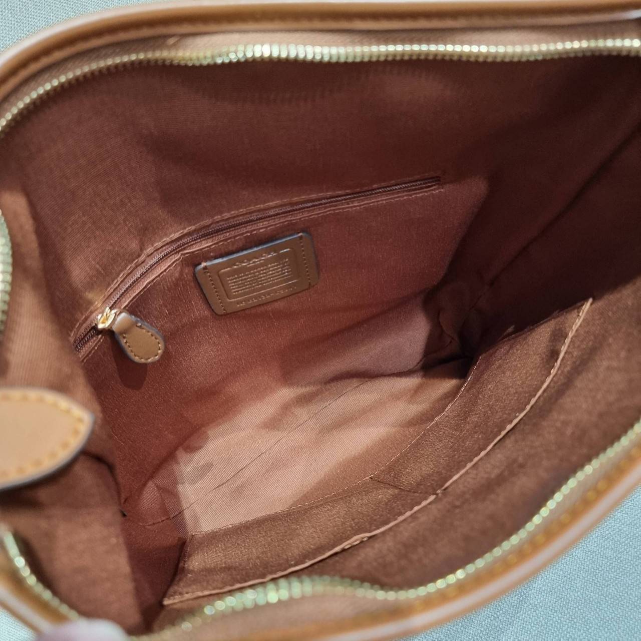 COACH C5641 VAL DUFFLE IN SIGNATURE CANVAS WITH STRIPE ใหม่ล่าสุด กระเป๋าทรงดัฟเฟิล คอลเลคชั่นยอดฮิต สวยโดดเด่น ทรงกระเป๋าไม่ซ้ำใคร แถมยังใส่ของได้จุใจไปอีก วัสดุหนังแคนวาสคุณภาพดี สลับหนังแท้ ด้านหลังมีช่องซิป กระเป๋ามีช่องซิปหลัก ภายในโล่งกว้าง สายสะพาย