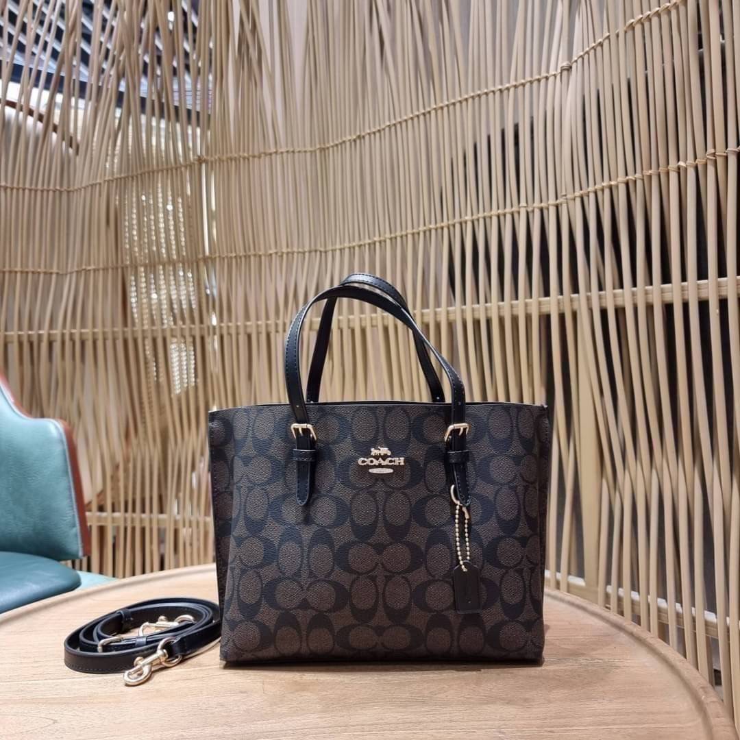 OUTTLET 】COACH MOLLIE TOTE 25 (C4250 C4084) น้องคนสวยอีกหนึ่ง!! กระเป๋าโท้ทไซส์เล็กที่สาวๆหลงรัก ดีไซน์คลาสสิคเหมือนเดิม เพิ่มเติมคือสะดวกขึ้นเยอะ!! ย่อส่วนมาจากใบใหญ่เป๊ะๆ น่ารักน่าใช้มากๆ วัสดุหนัง crossgrain ทนทาน ใช้งานง่าย เรียบหรูดูดีม้าก!! ภายในโล่