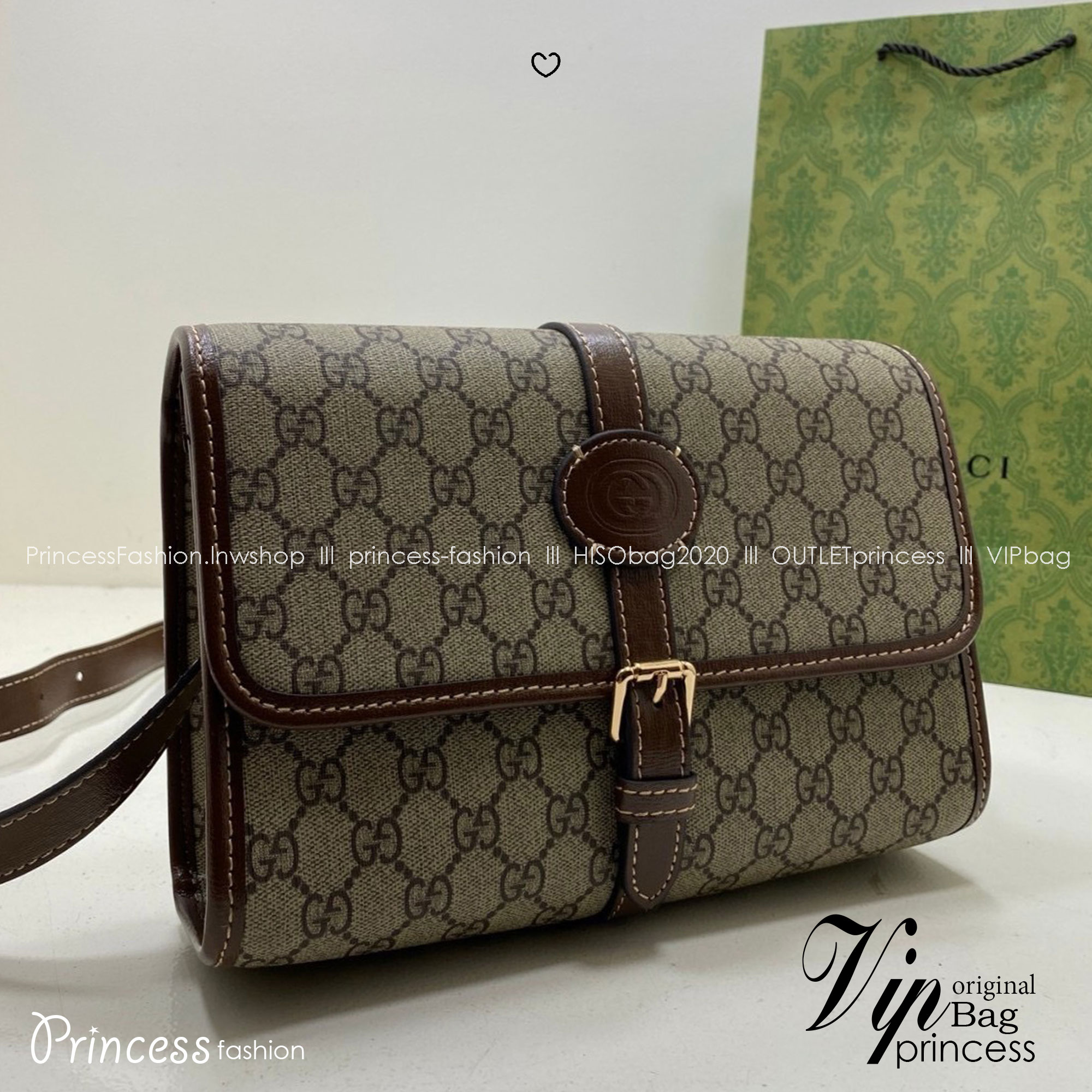 GUUCI GG Messenger Bag / guccipouch กระเป๋าสะพายทรงแมสเซ็นเจอร์วินเทจ พิมพ์ลายคมชัดโมโนแกรมแคนวาสกับไอเท็มที่หนุ่มๆต้องไม่พลาด รุ่น unisex ใช้ได้ทั้งชายหญิง ดีไซส์สวยเด่นเป็นเอกลักษณ์