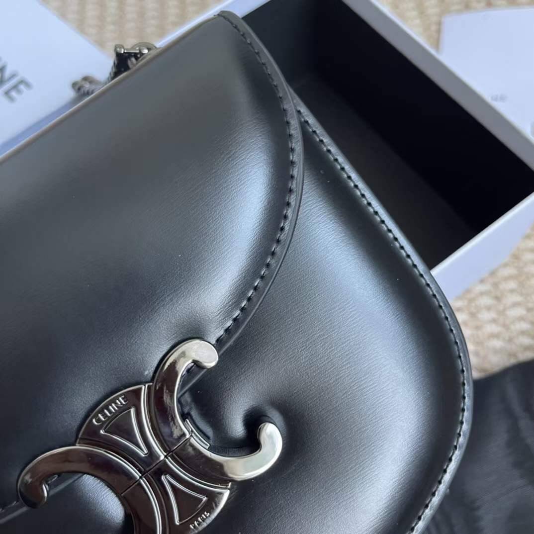 CELINE TEEN BESACE TRIOMPHE IN SHINY กระเป๋าสะพายคาดลำตัวรุ่นนี้นับว่าเป็นกระเป๋าอีกหนึ่งรุ่นในซีรีส์ Triomphe ที่ได้รับความนิยมอย่างมาก ด้วยรูปร่างทรงโค้งมนมีความคลาสสิกตามแบบฉบับแบรนด์