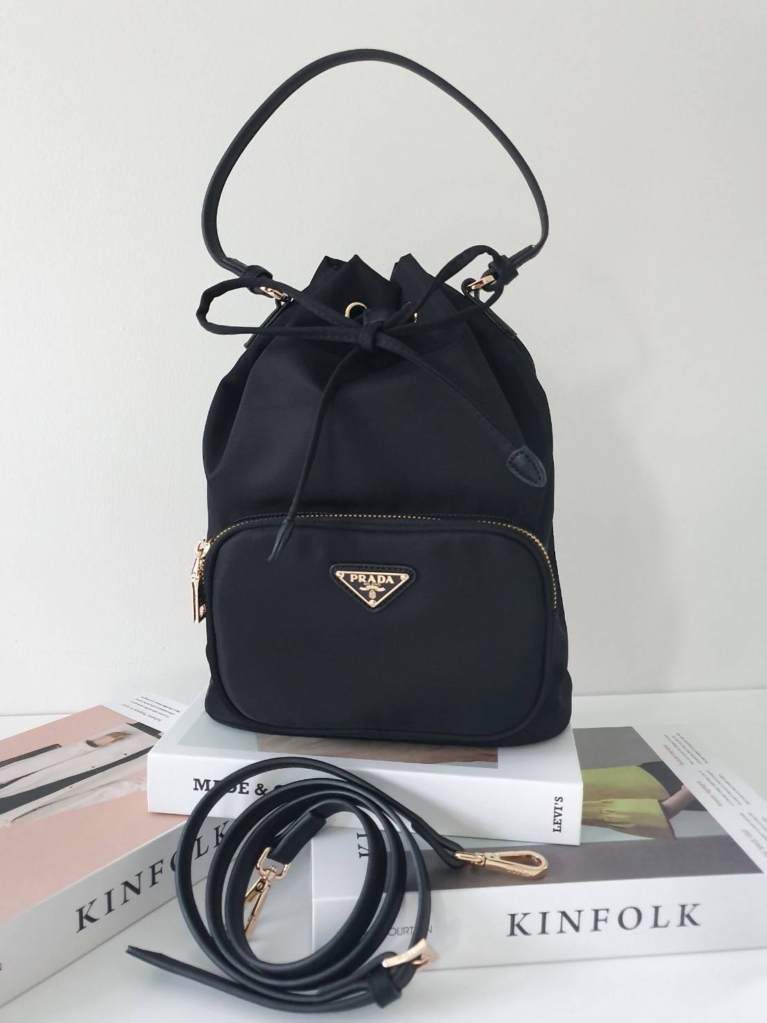 Medium ใครๆก็หลงรัก *ทรงขนมจีบ 🐰 งานพรีเมี่ยมกิ้ฟ จากเคาเตอร์ต่างประเทศ จากแบรนด์ PRADA ค่า เป็นกระเป๋าผ้า nylon silk เนื้อหนาซับในอย่างดี จุดเด่นคือ กระเป๋าสามารถ จุของได้เยอะมาก ด้านในมีช่องซิปพร้อมช่องใส่ของอีกหนึ่งช่อง น้ำหนักเบา ถือแล้วสวยมาก