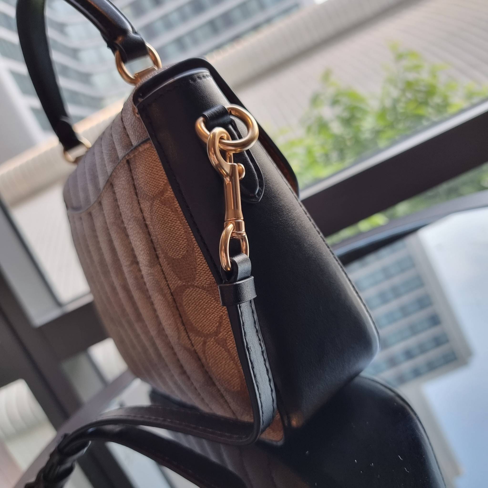 OUTLET 】COACH C5645 MARLIE TOP HANDLE SATCHEL IN SIGNATURE CANVAS WITH QUILTING ดีไซน์ใหม่ กระเป๋าถือ/สะพายข้าง ออกแบบมาไม่เหมือนใคร โดดเด่นด้วยการเย็บบุหนัง โชว์ดีเทลลายเส้น ตกแต่งโลโก้ด้านข้างอะไหล่ทอง วัสดุหนังแคนวาสสลับหนังแท้ เปิด-ปิดด้วยตัวล็อคแน่นห