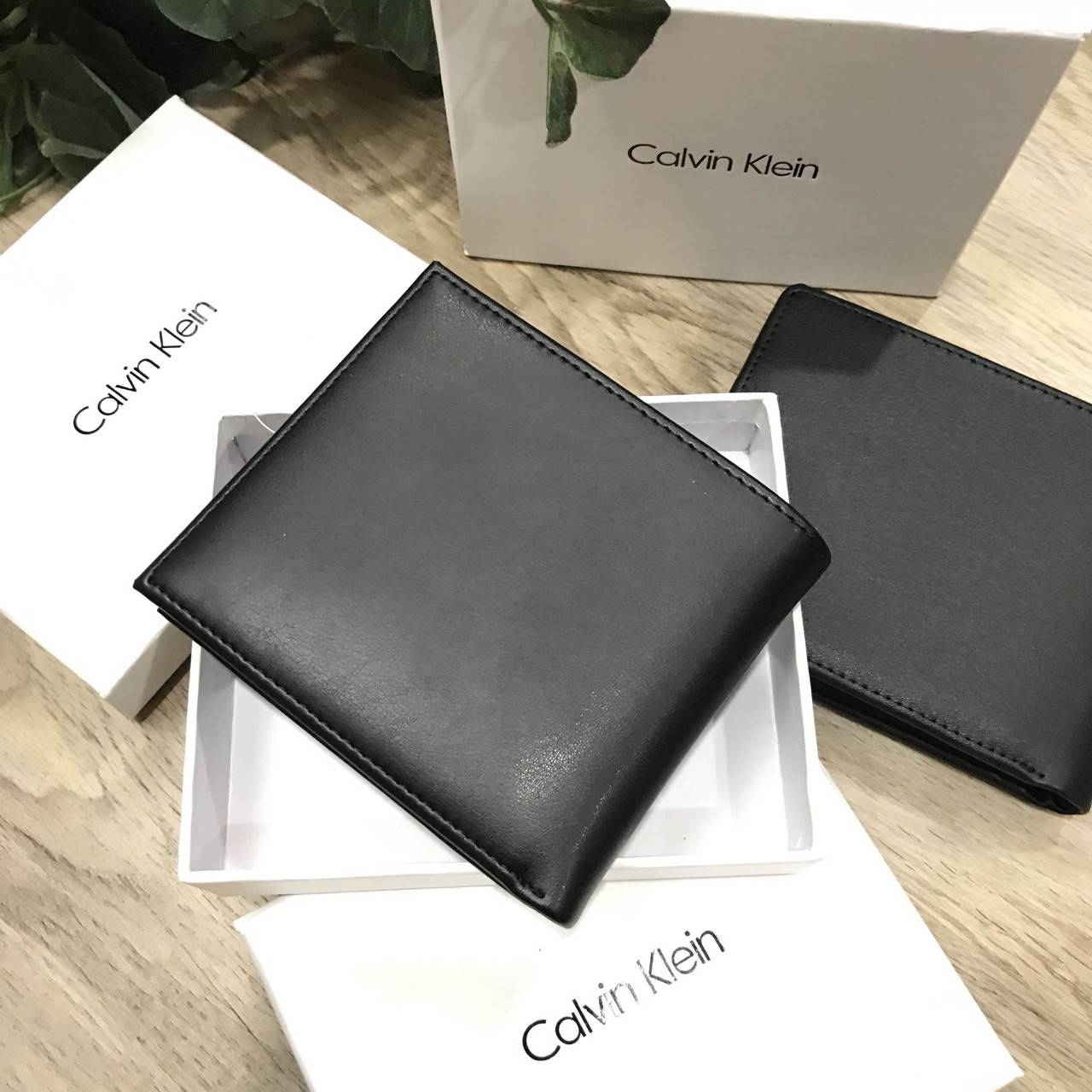 CALVIN KLEIN JEANS SHORT WALLET กระเป๋าสตางค์สั้นพับ 2 ตอน รุ่น Limited Edition หนังนิ่มสวย ด้านหน้าปั๊มแบรนด์ ขนาดกำลังดี พกพาสะดวก ภายในมีช่องใส่บัตร, ช่องใส่ธนบัตรแบงก์พัน แยกสองช่อง เป็นสัดส่วน มาพร้อมกล่องกระดาษแบรนด์มอบเป็นของขวัญ ก็เหมาะค่ะ