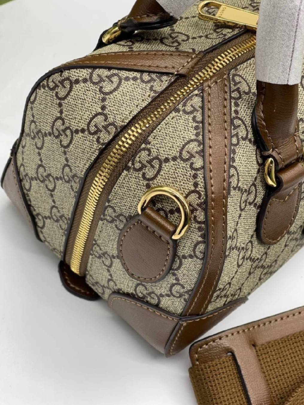 GUCCI Small duffle bag with Interlocking G เกรดออริจินอล กระเป๋าสะพาย กระเป๋าถือทรงหมอนสวยคลาสสิค วัสดุหนังแคนวาสอย่างดี ใบจริงสวยมาก! เปิด-ปิดกระเป๋าด้วยซิป หัวซิปตัว G อะไหล่สีทอง เลิศ!! ภายในโล่งกว้าง มาพร้อมสายสะพาย ปรับได้ ถอดออกได้ จะถือหรือสะพาย cr