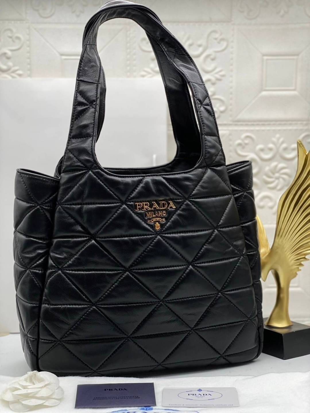 Medium PRADA nappa-leather tote bag with topstitching / PRADA Tote Bag กระเป๋าทรงโท้ท ภายในโล่งกว้าง มีหูจับในตัว ใส่สัมภาระได้เยอะจุใจ พร้อมส่งที่ไทยสวยน่าใช้มากห้ามพลาด!