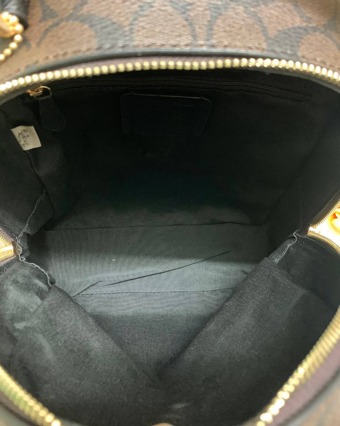 COACH JORDYN BACKPACK IN BLOCKED SIGNATURE ((76622//76624//76715)) พร้อมส่ง กระเป๋าสะพายหลังแบบมีหูหิ้ว หนังแท้ หนังนิ่มอย่างดีเลยค่า ด้านหน้ามีช่องซิปหนึ่งช่องสำหรับใส่ของจุกจิกนะคะ เปิดปิดช่องหลักแบบซิปคู่ หัวซิปมีหนังห้อยมาให้ ภายในกระเป๋าโล่งใส่สัมภาร