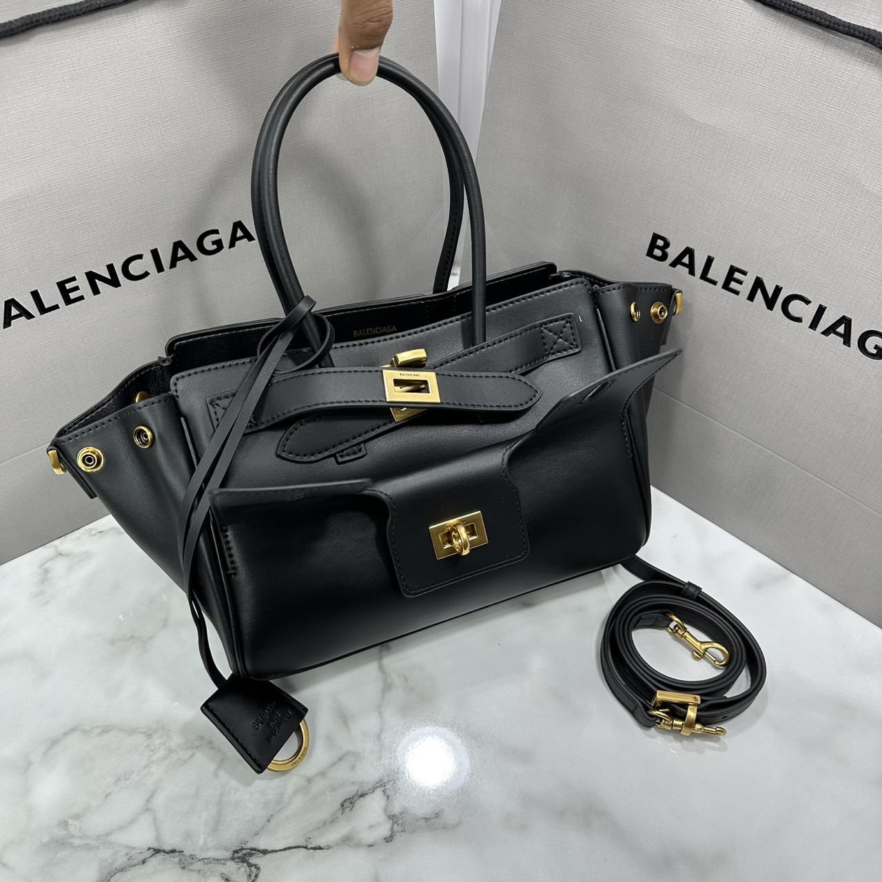 ORI หนังแท้ | Balenciaga Bel Air Carry All Bag Mini in Black smooth leather, aged-gold hardware ที่สุดของไฮแฟชั่น ดีไซน์เหนือกาลเวลาสุดไอคอนิค ต้องยกให้แบรนด์นี้เลยค่ะ กระเป๋าสะพายดีไซน์สวย!! หรู!! เลิศ!! ไม่ซ้ำใคร