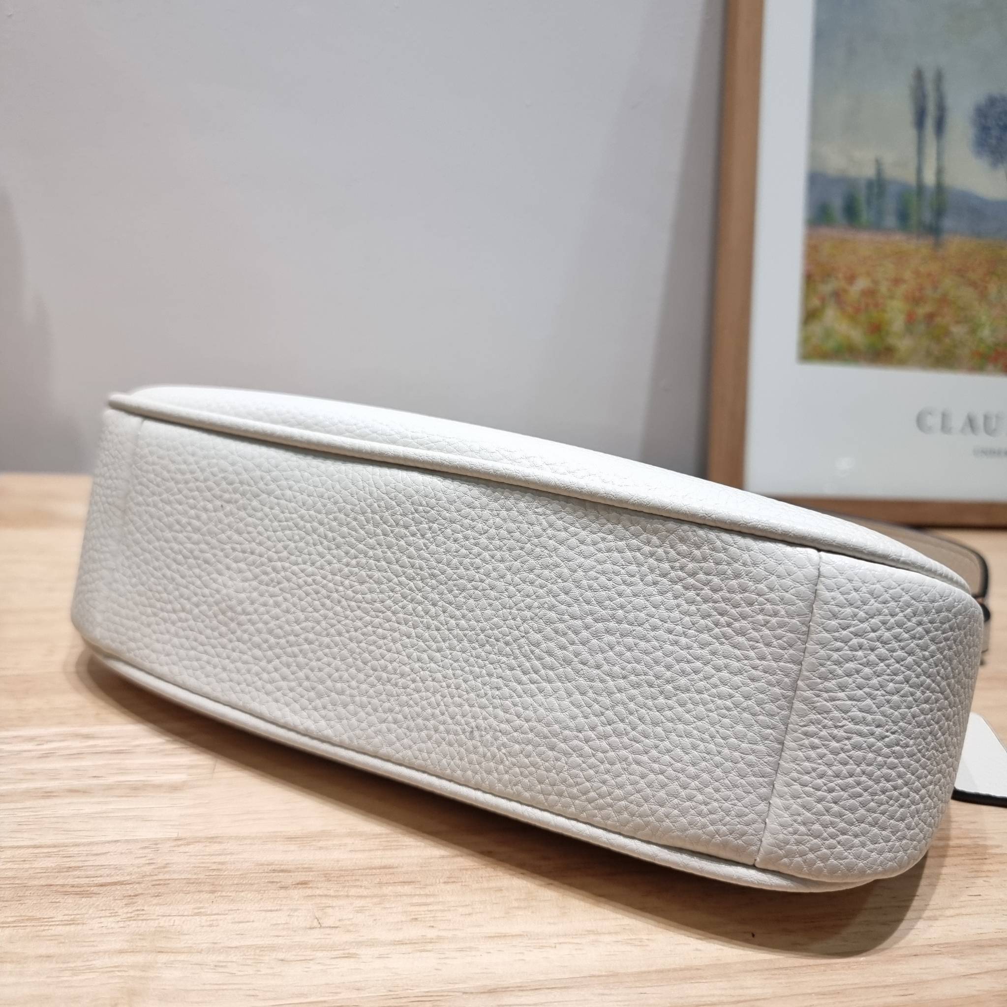 Coach X Peanuts Teri Shoulder Bag With Snoopy And Friends Motif CE861 คอลเลคชั่นสุดคิ้วท์ ไม่ให้ช้อปยังไงไหว!! กับกระเป๋าสะพายไหล่กึ่งทรงพอช พร้อมเสิร์ฟความสวยถึงบ้านไปเลยก่อนใคร แบบไม่ต้องพรีฯ ด้วยดีไซน์ลวดลายกาน์ตูนยอดฮิต มาพร้อมสายสะพาย 2 เส้น