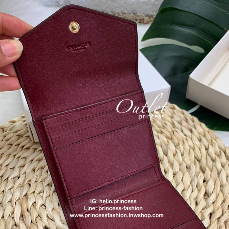 COACH SHOT WALLET BAG กระเป๋าสตางค์ใบสั้น วัสดุหนังแกะสวย ลายน่ารัก ขนาดกำลังดี เปิดปิดกระเป๋าแบบกระดุม ข้างในมีช่องใส่ธนบัตรตามยาวได้ ช่องใส่บัตรต่างๆได้ถึง 9 ใบ พร้อมช่องซิปด้านหลังใส่เหรียญหนึ่งช่องค่ะ เป็นอีกรุ่นที่น่าใช้
