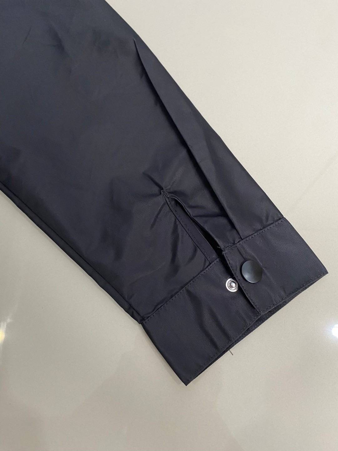 TOP ORI | PRADA Re-Nylon triangle-logo shirt เสื้อเชิ้ต ผ้าลื่น เงา งานละเอียดมากๆ งานVIP 1:1 แนะนำให้ต้องมีเป็นเจ้าของ เสื้อเชิ้ตงานแบรนด์เนื้อผ้าอย่างดีงานนำเข้าจากโรงงานเทียบแบรนด์