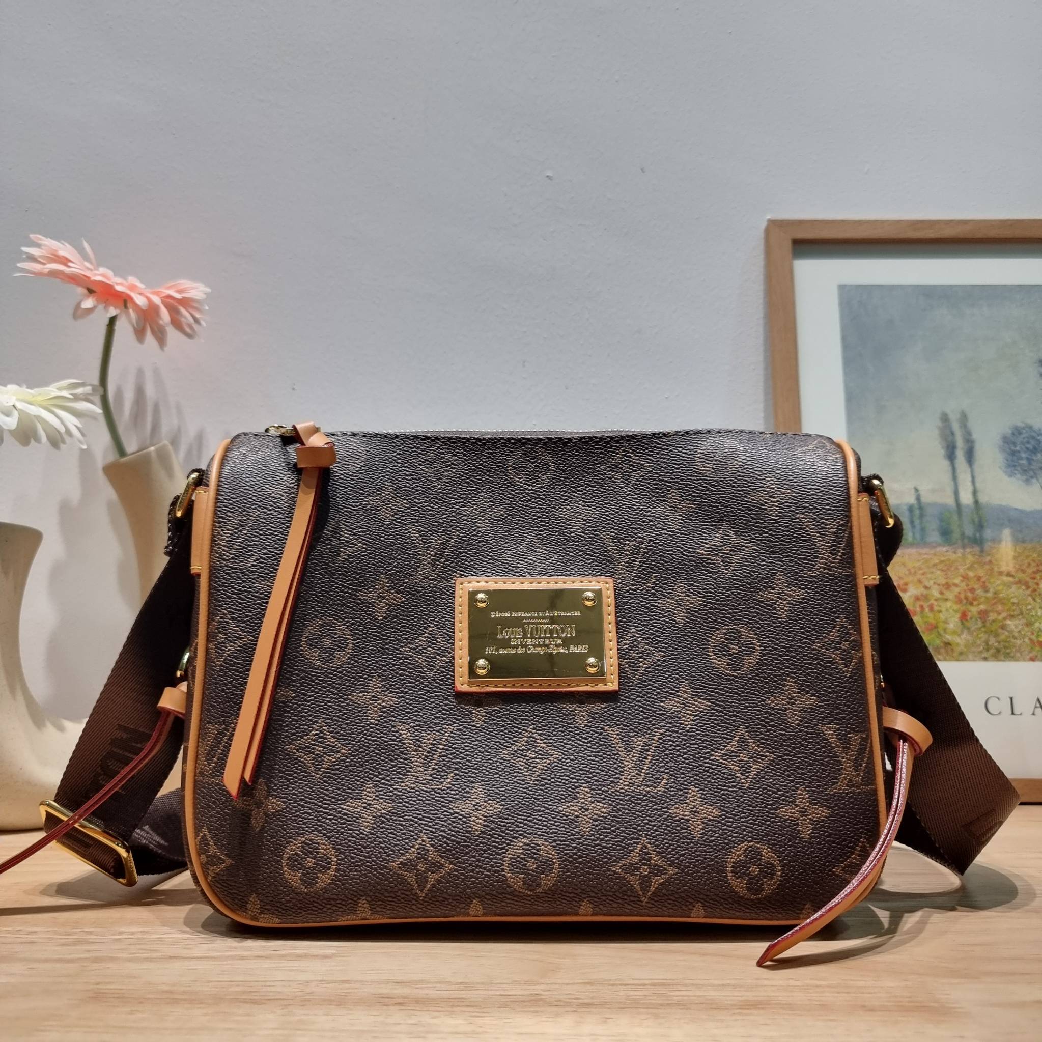 LV INVENTEUR MONOGRAM BAG รุ่นหายากสุดคลาสสิค กับกระเป๋าสะพายข้างดีไซน์วินเทจ ย้อนยุค มีดีเทลความหรูด้วยแผ่นเพลทสีทอง สายสะพายในตัวใช้งานได้คล่องตัว