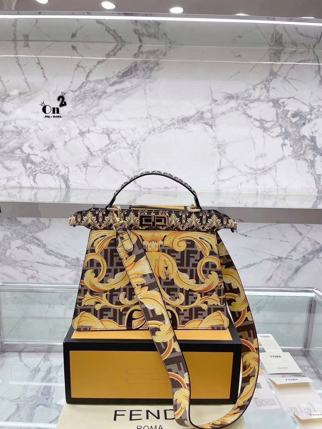 Fendi x Versace Peekaboo Bags / FF Fendace Gold Baroque FF Motif Peekaboo กระเป๋าสะพายสวยไฮโซ สุดฮิต ขนาดกำลังดีหนังลายกราฟฟิกมาใหม่ สวยหรูดูไฮโซมากค่ะ มาพร้อมสายสะพายยาวถอดออกถือได้