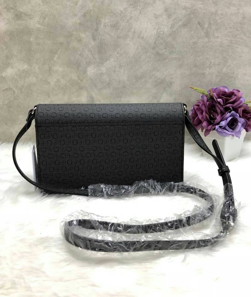 GUESS Embroidery Shoulder Bag กระเป๋าไหล่หรือ crossbody วัสดุหนังแกะเทียม น้ำหนักเบา ตัวกระเป๋าเพ้นท์ลายตัวG ทั้งใบ พร้อมปักรูปดอกไม้ด้านหน้า มาให้ งานปักละเอียด สวยมากๆ ค่ะ เปิดปิดกระเป๋าแบบฝาปิด แม่เหล็ก ใข้งานง่าย ด้านในโล่ง ใส่ ipad mini ได้ และมีช่อง