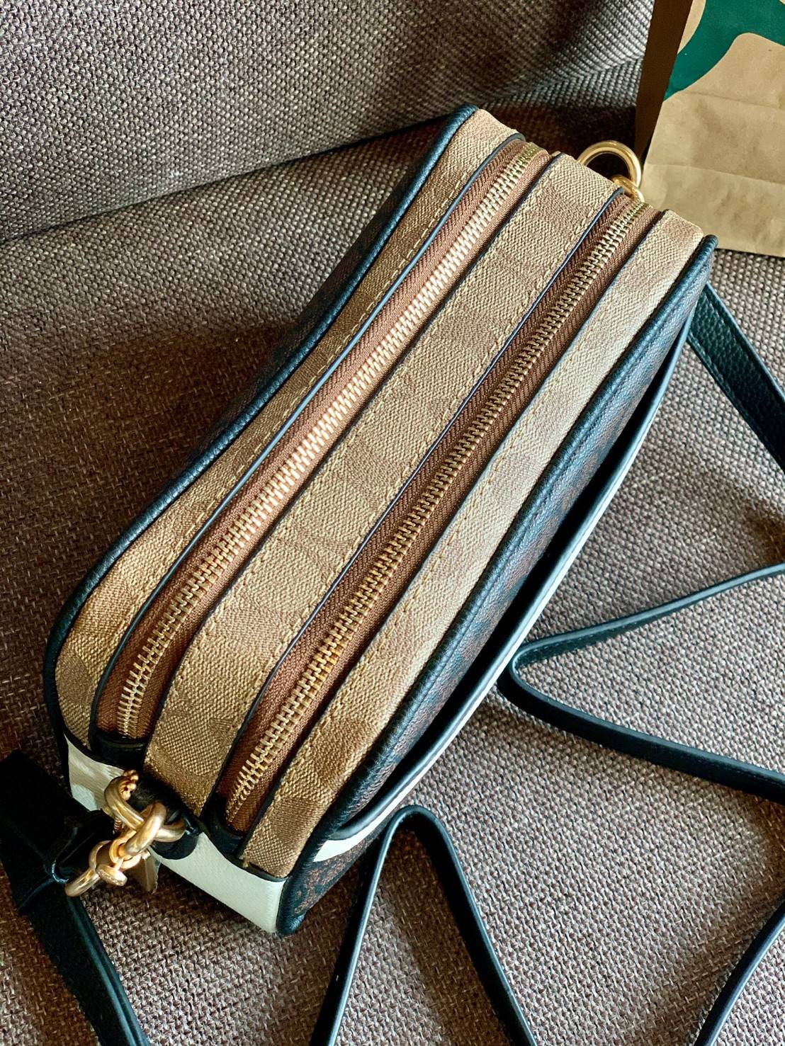 ใครที่รออยู่ห้ามพลาดเลยจร้าา! COACH JES CROSSBODY IN BLOCKED SIGNATURE CANVAS ((1767)) พร้อมส่งอีกครั้ง สินค้าขายดี กระเป๋าสะพายครอสบอดี้ร์หรือสะพายข้างได้ หนังแท้อย่างดีค่ะ 🔺สีหนังของรุ่นนี้ผสมกันได้ลงตัวดูดีมากๆทีเดียวค่ะ กระเป๋าแบบ2ช่องซิป ภายใ