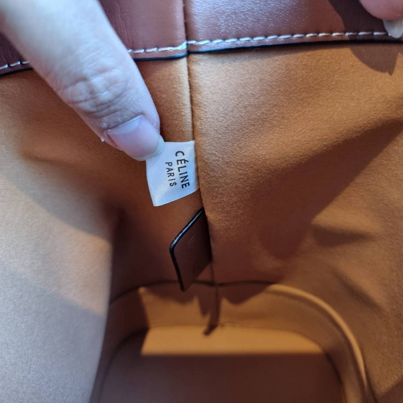 VIP 】CELINE BUCKET BAG CUIR TRIOMPHE คอลเลคชั่นใหม่ ฮิตข้ามปี กับกระเป๋าสะพายทรงถัง ใช้งานง่ายที่สุด สายสะพายในตัว ปรับใช้ได้เลย วัสดุหนังวัว เรียบหรู ผู้ดีไปอีก โดดเด่นด้วยโลโก้เอกลักษณ์ มีกระดุมปิดที่ปากกระเป๋า ภายในโล่งกว้าง ใส่ของแบบจุๆไปเลย เป็นรุ่นท