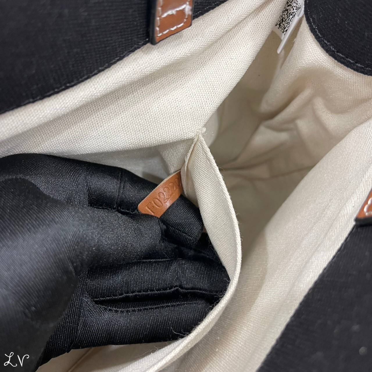 CHLOE Woody tote bag [small size] กระเป๋าทรงโท้ท จุของได้เยอะมาก แบรนด์ดังจากสัญชาติฝรั่งเศส เป็นที่ชื่นชอบของเซเลบริตี โคลเอ้รุ่นนี้เป็นสไตล์วินเทจ เรียบหรูและดูดี