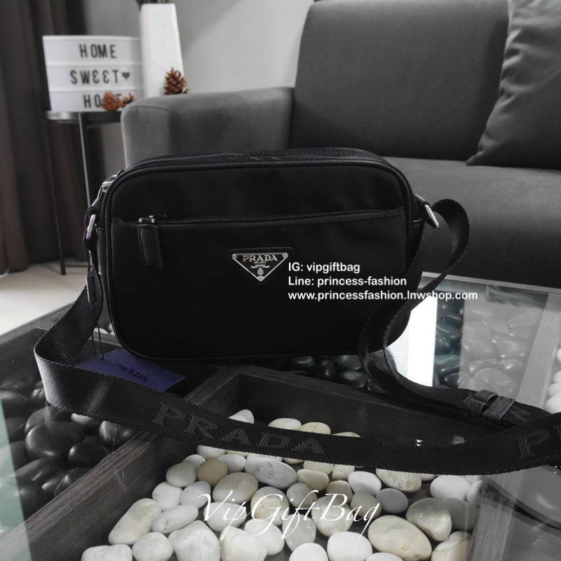 กระเป๋าสะพายข้าง จากแบรนด์ Prada วัสดุทำจากผ้าNylon อย่างหน้า อยู่ทรงสวยเลยคะ ขนาดกะทัดรัด ใส่มือถือ กระเป๋าตังยาว ได้เหลือๆคะ ด้านหน้ามีช่องซิปแยกให้คะ ด้านในบุผ้าลายแบรนด์อย่างดี มีป้ายโลหะแบรนด์ พร้อมช่องใส่ของแยกอีกด้วยคะ อะไหล่เงินทั้งใบ รุ่นนี้แม่ค้