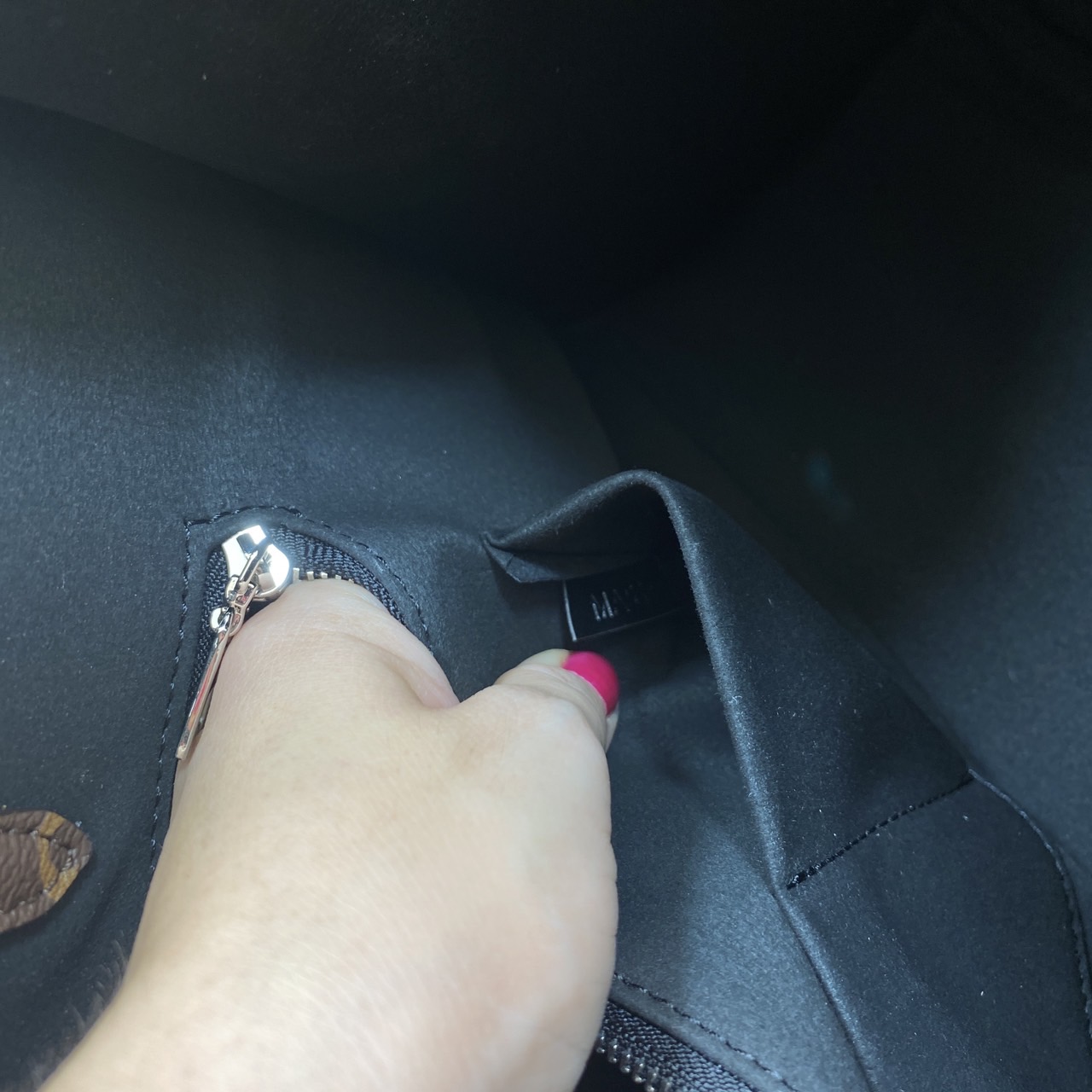 LV Onthego Tote Bag 35cm กระเป๋าทรงโท้ทใบใหญ่ งานหนังเรียบเต็มใบ สวยเรียบง่ายคลาสสิก เพิ่มความโดดเด่นที่หูจับด้วยแคนวาสลายโมโนแกรม ที่ใครเห็นต้องเป็นคลั่งรัก ยอดฮิต คลาสสิค ผู้ดี หรูหราได้ทุกลุค ทุกสไตล์