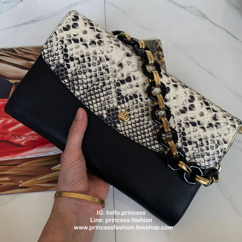 คลัชมาใหม่ สัปดาห์นี้ค่า ‘ Stair ‘ Clutch bag ✔️รอบนี้เข้าเพิ่มอีก 5 ลายเลยน๊า หลังจากปล่อยคอลเลคชั่นแรกออกไปแล้วได้รับความนิยมมากๆ รอบนี้จัดเฉดสีกลางๆ ให้แมทช์ง่ายกับชุดด้วยค่า **หนังวัวแท้ค่า
