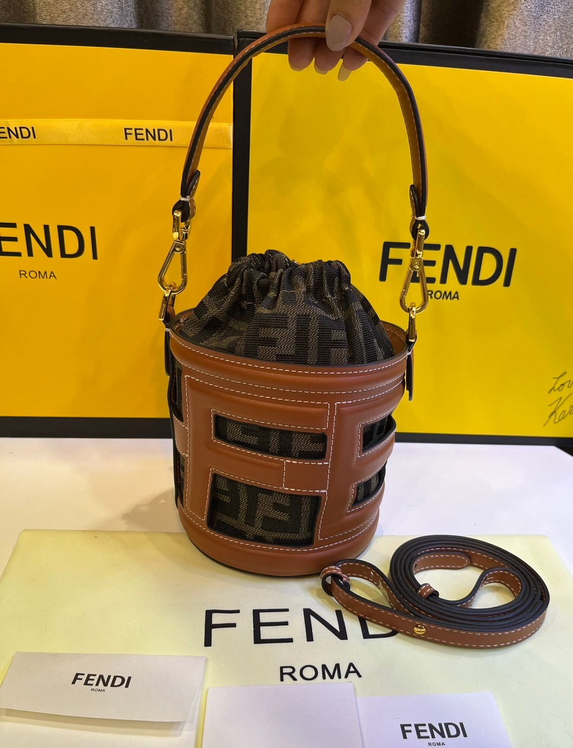 พร้อมส่ง 2 สี FENDI Step Out canvas bucket bag MINI 13cm กระเป๋าสะพายทรงบัคเก็ต ไซส์มินิ เกรดออริ สลับแท้ 1:1 ใช้ต่างประเทศได้