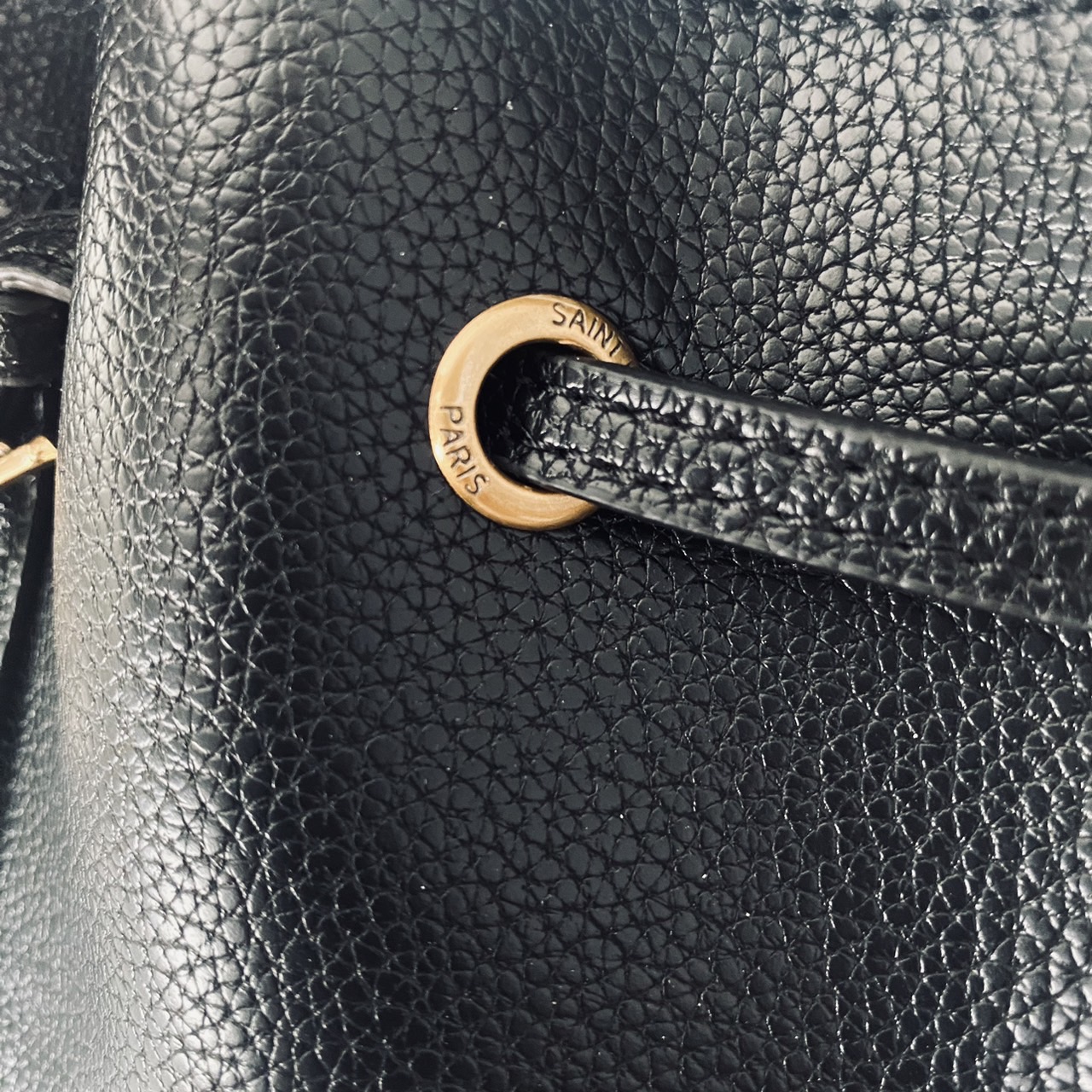 YSL PARIS VII flat hobo bag / YSL Bucket Bag กระเป๋าสะพายทรงโฮโบบัคเก็ต งานหนังเต็มใบ ฟังก์ชั่นสุดเลิศพร้อมเชือกรูด ดีไซน์รูปทรงใช้งานง่าย -- [รับตัวแทนกระเป๋า]