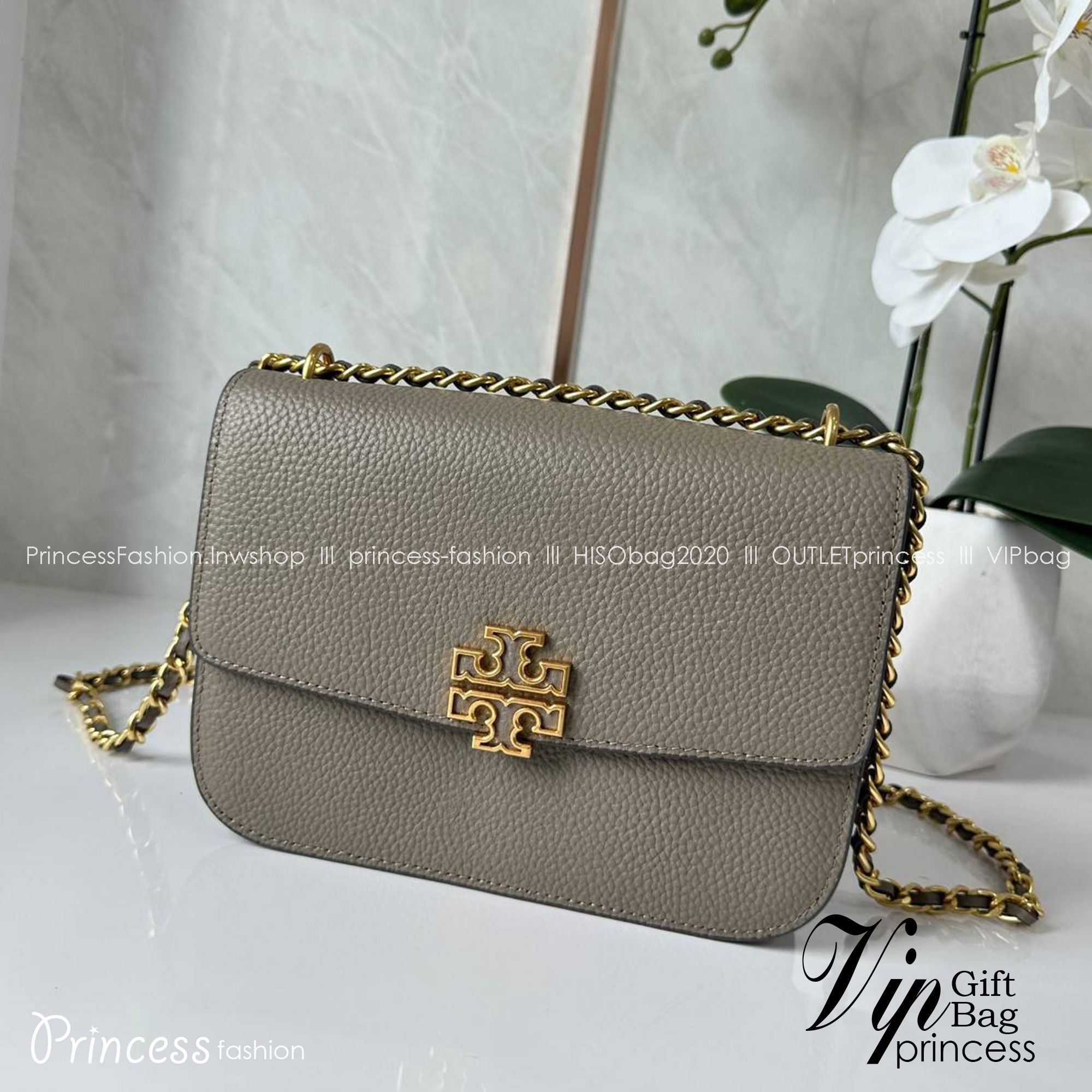 Tory Burch Britten Small Convertible Shoulder Bag คอลเลคชั่นใหม่สุดเรียบหรู กระเป๋าสะพายไหล่หรือสะพายข้าง วัสดุหนังอย่างดี ภายในแบ่งช่องเป็นสัดส่วน